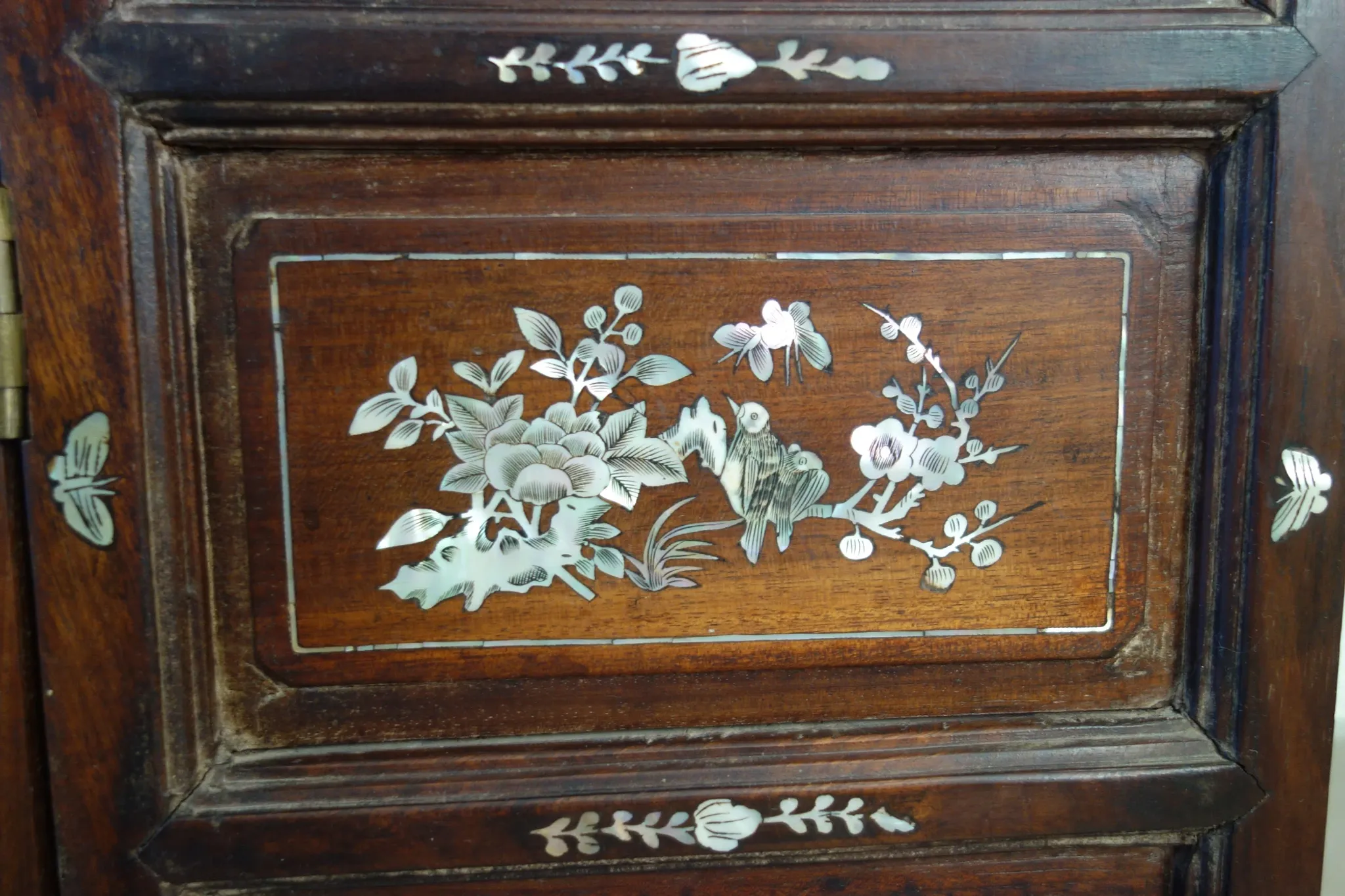 Asian screen in carved wood and mother-of-pearl marquetry.