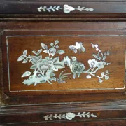 Asian screen in carved wood and mother-of-pearl marquetry.