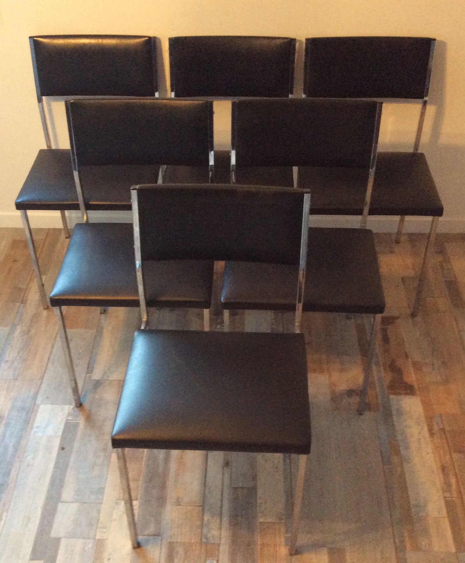 Set de 6 chaises vintage 70 piétement chrome assise Skaï noir