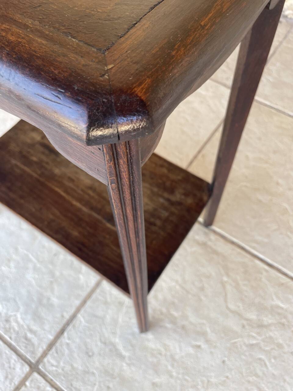 Table d'appoint Art déco en noyer avec étagère, années 1930