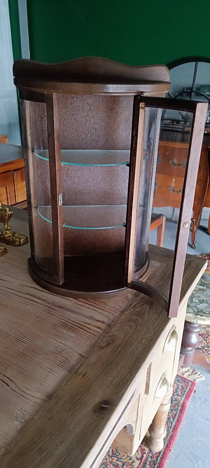 Rounded wall display case