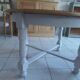 Table ronde  piètement en chêne patiné gris perle, plateau bois.