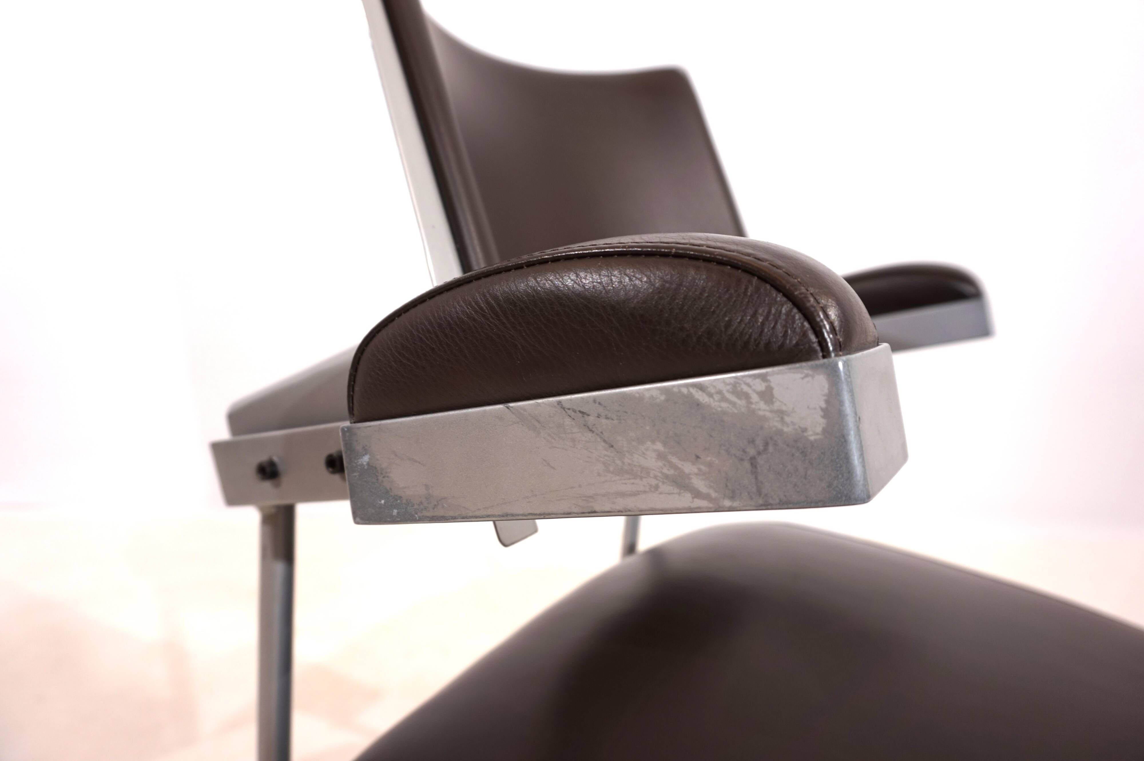 Fauteuil lounge en cuir Oscar pour Inno Oy par Harri Korhonen
