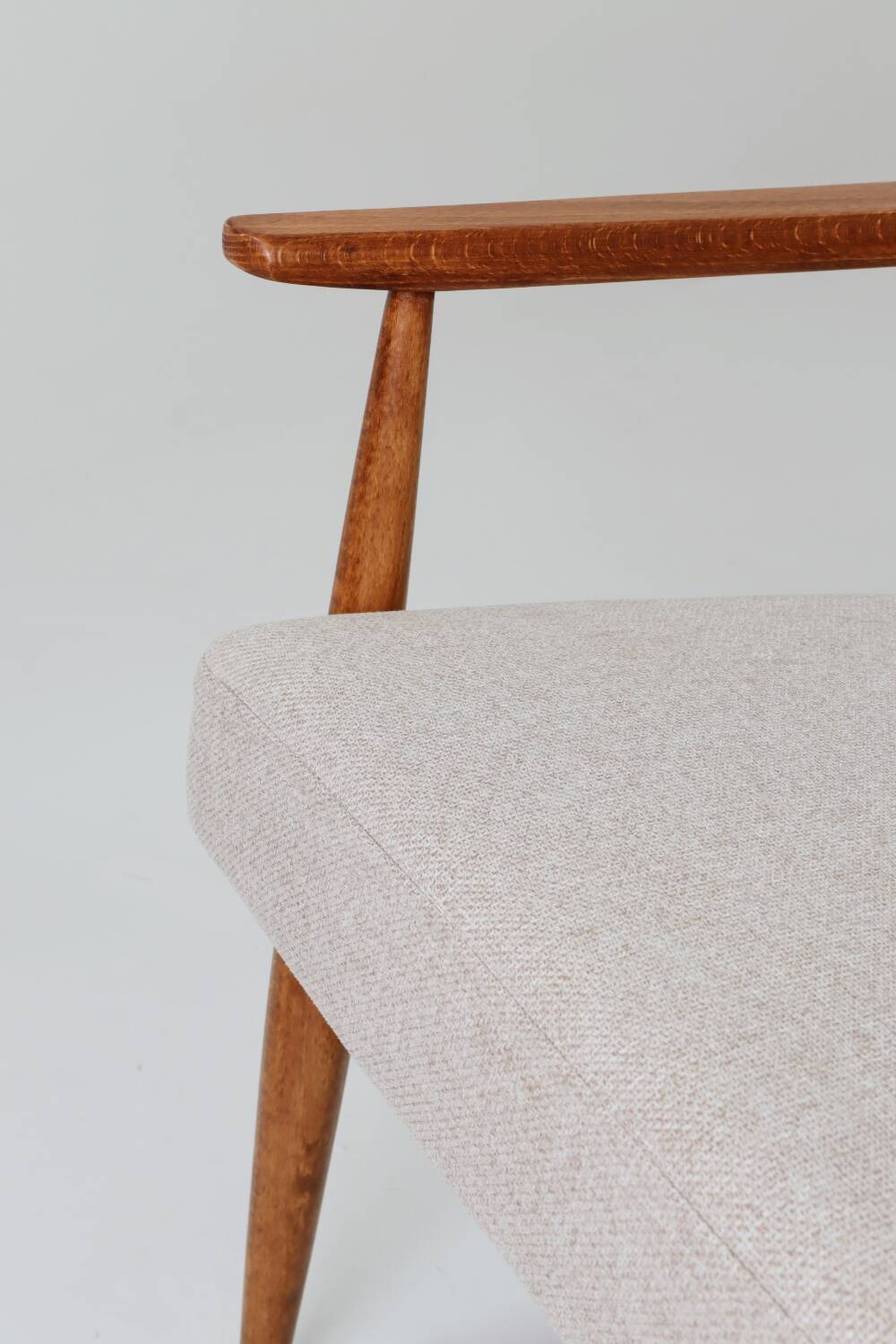 Fauteuil scandinave tressé beige, design classique