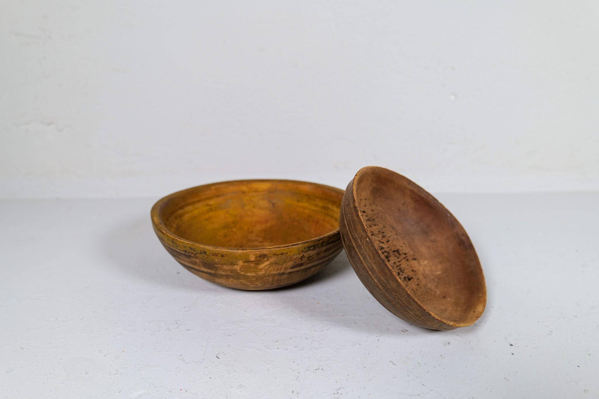 Swedish folk art, unique set of 2 farmer's bowls from the 19th century.