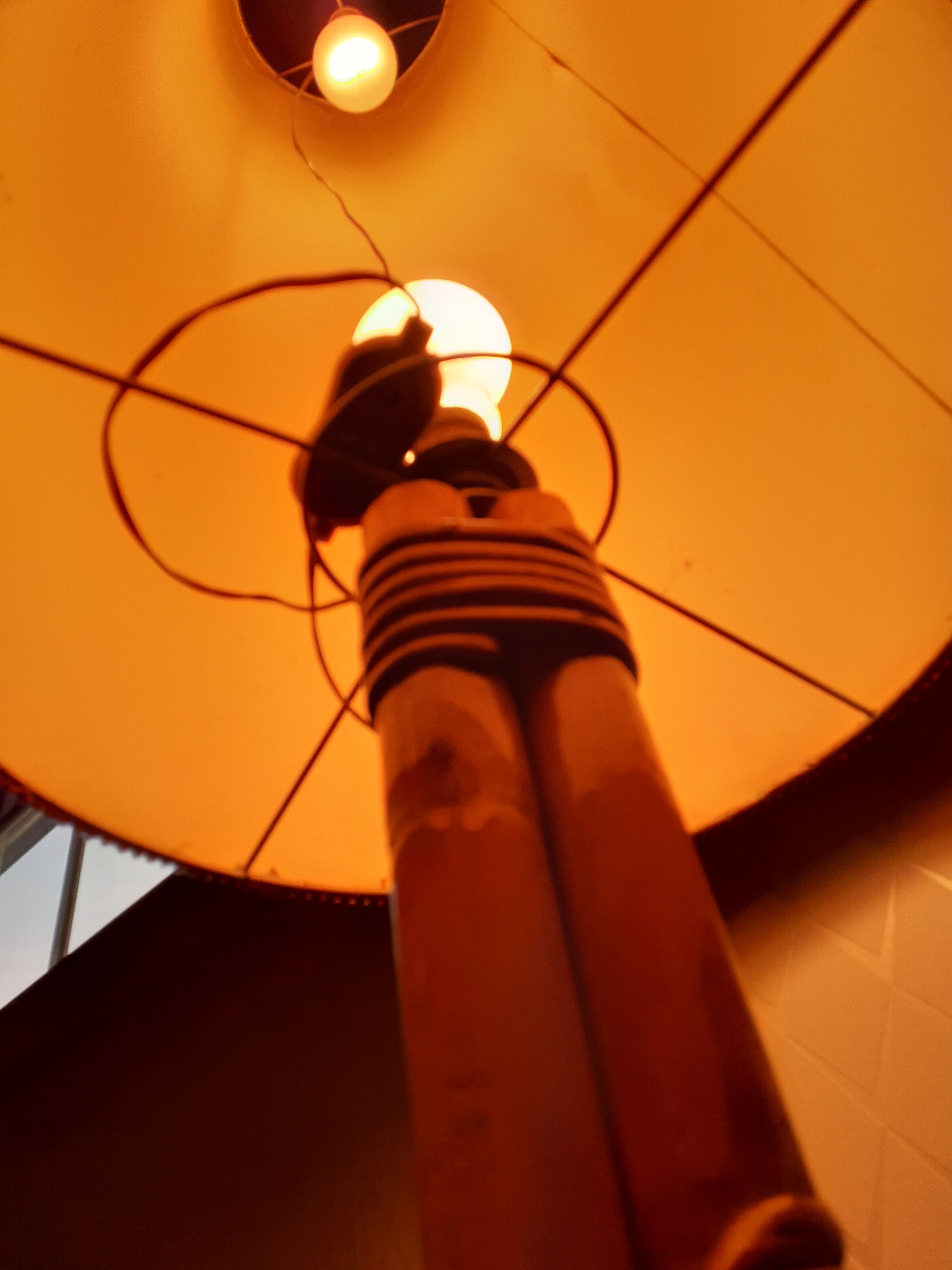 Lampadaire vintage pied en rotin