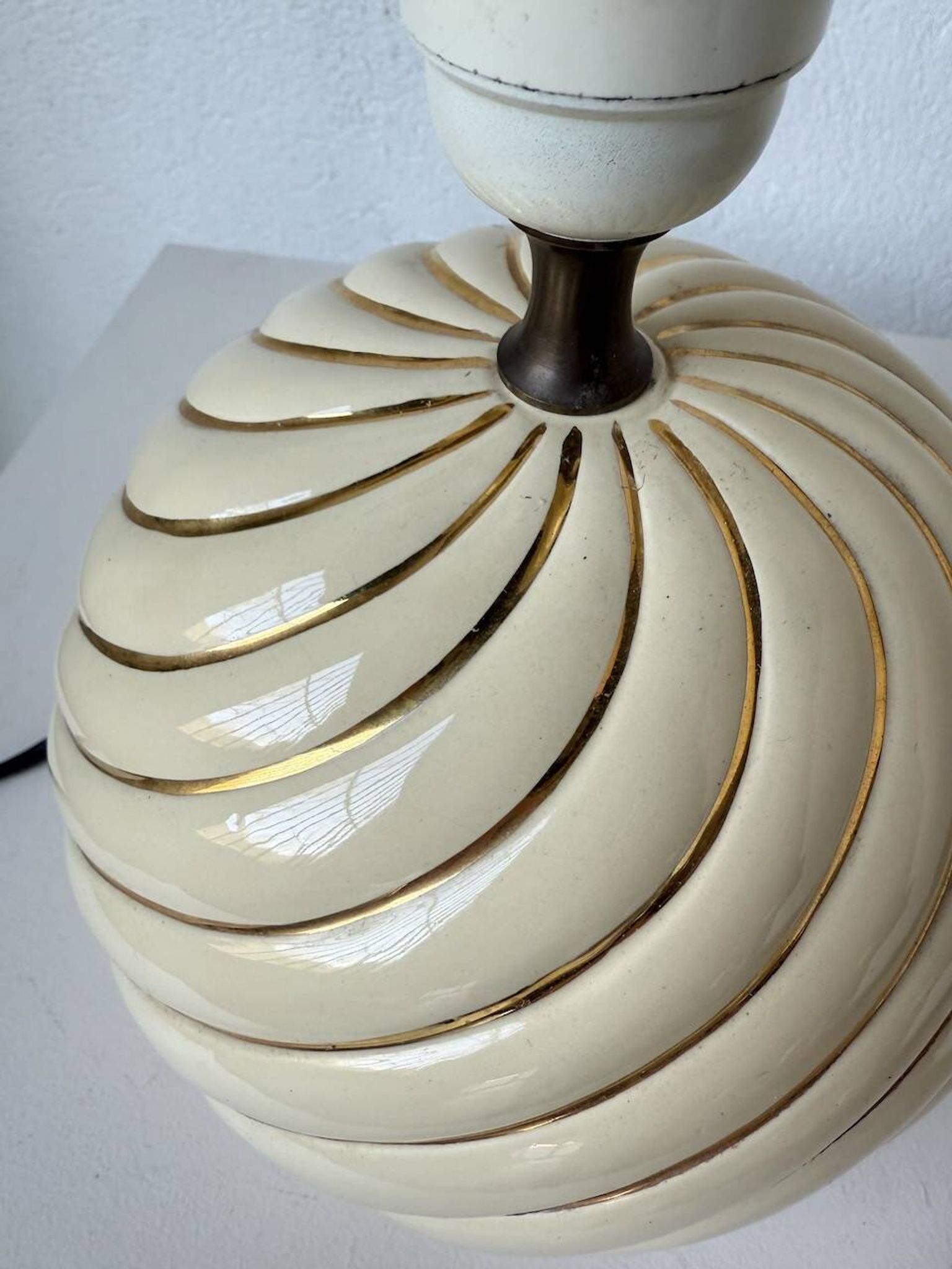 Lampe de table sphérique céramique ivoire et or Barbi