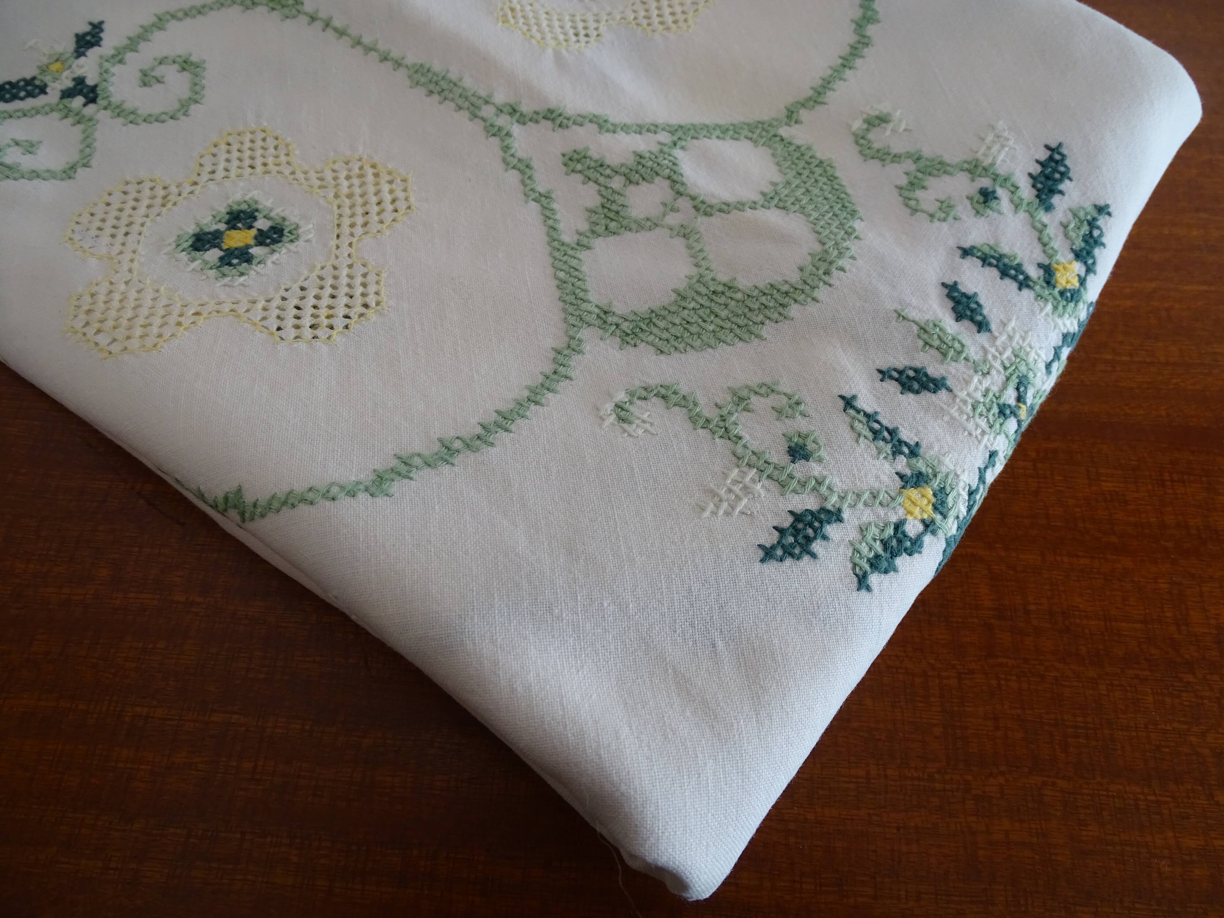 Round embroidered tablecloth 160 cm cotton