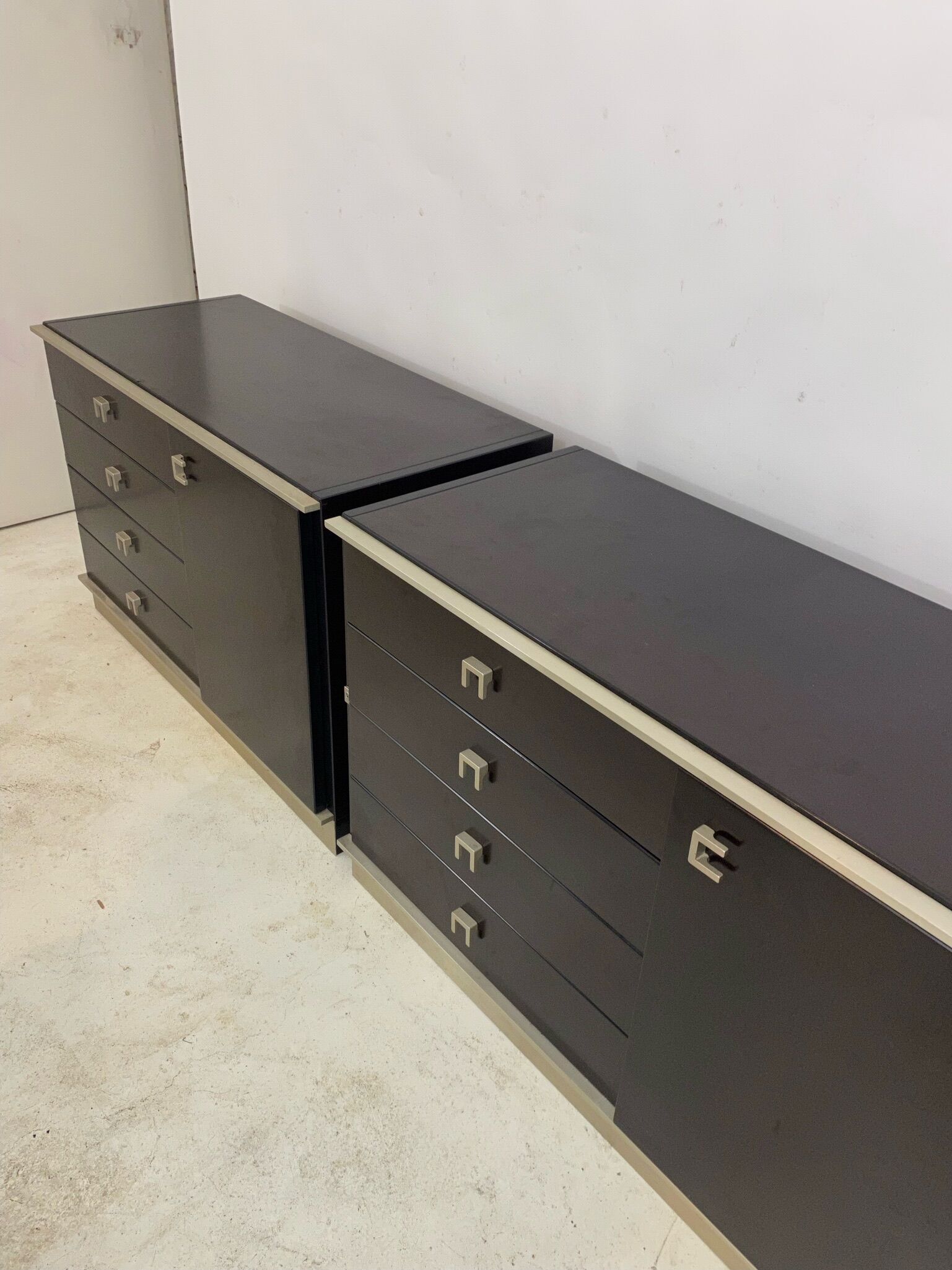 Pair of chests of drawers abbondinterni mahogany almost black.