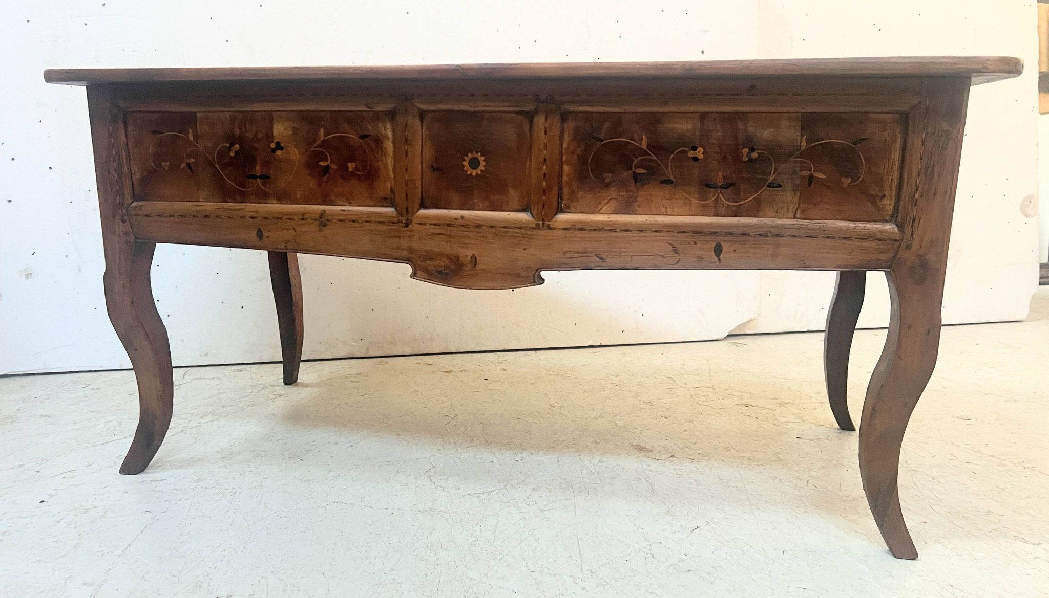 Bureau provincial marqueté en merisier massif XX siècle