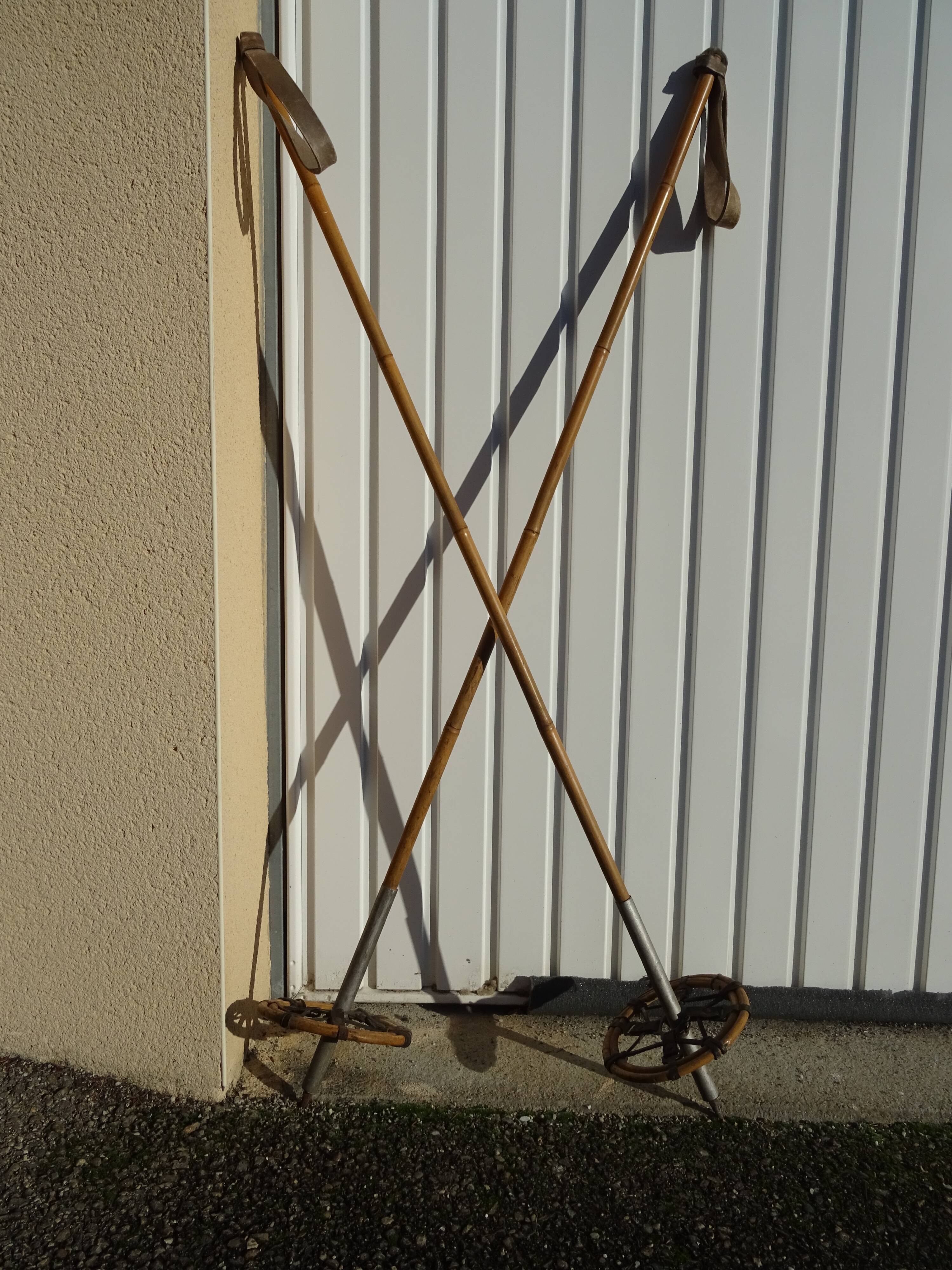 Paire de bâtons de ski ancien cuir et roseau