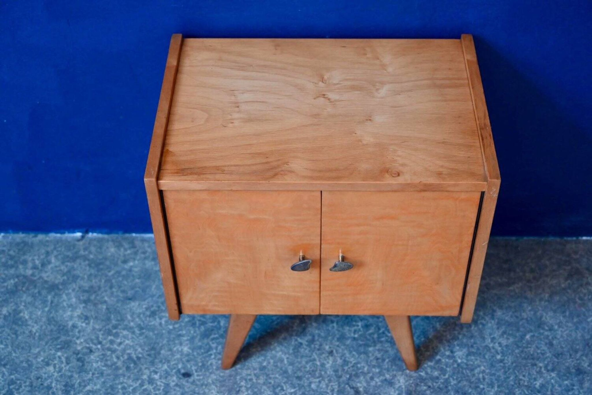 Rockabilly design bedside table with tapered legs.