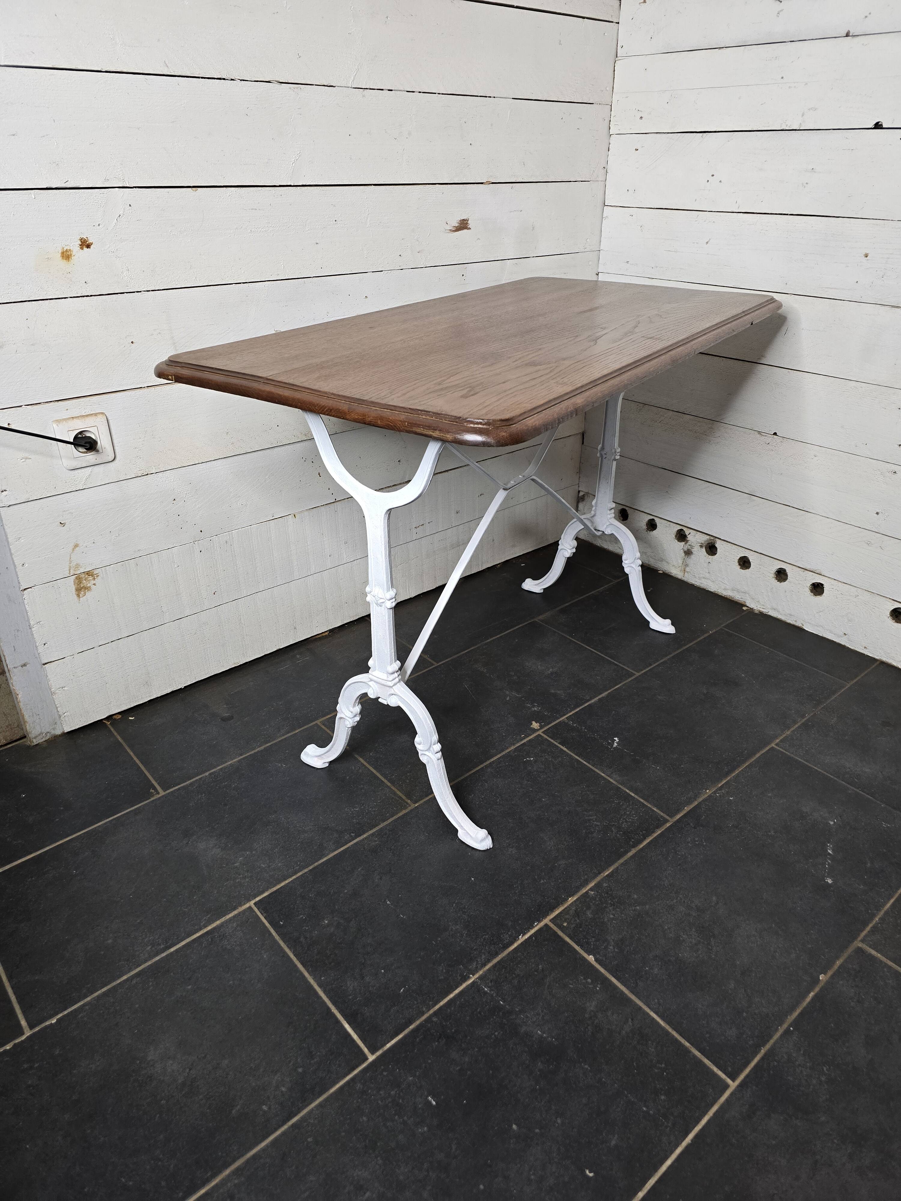 Table de bistrot en chêne massif, pieds en fonte.