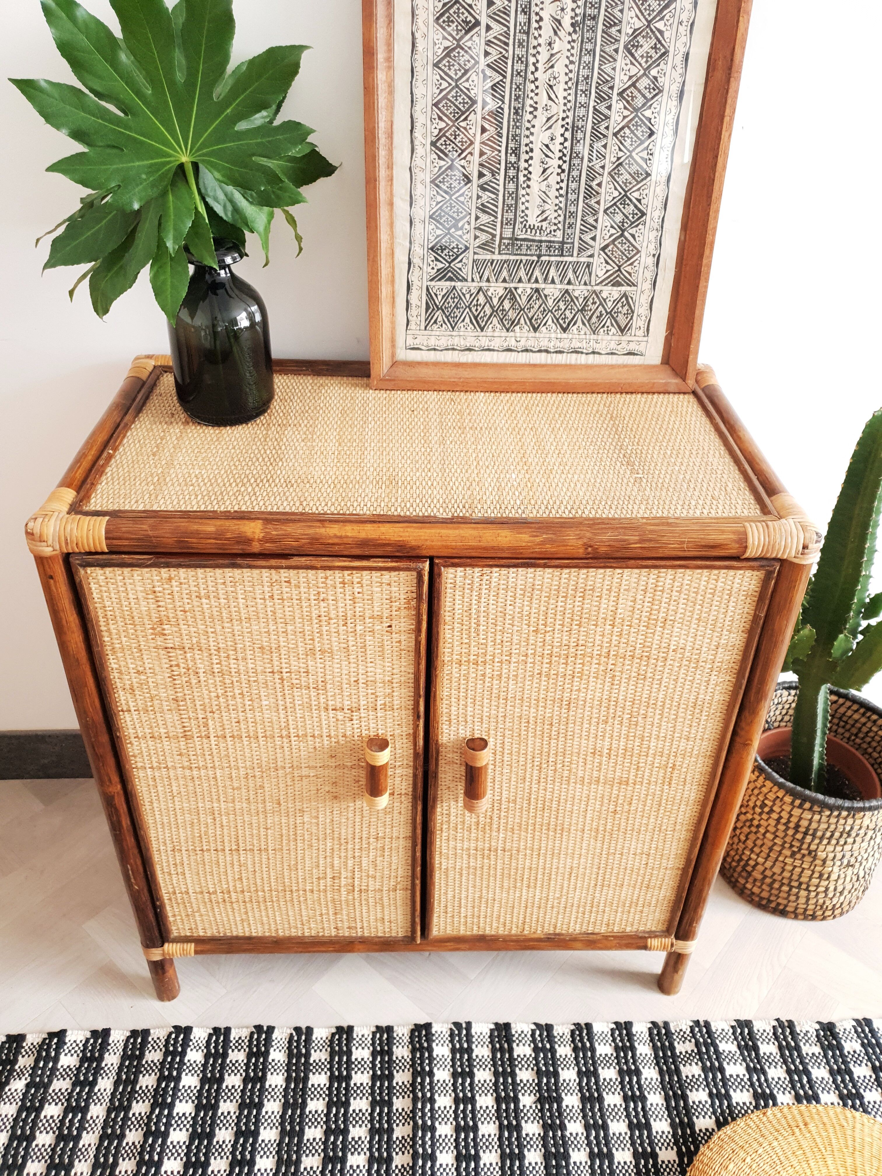 Meuble en rotin tissé et bambou
