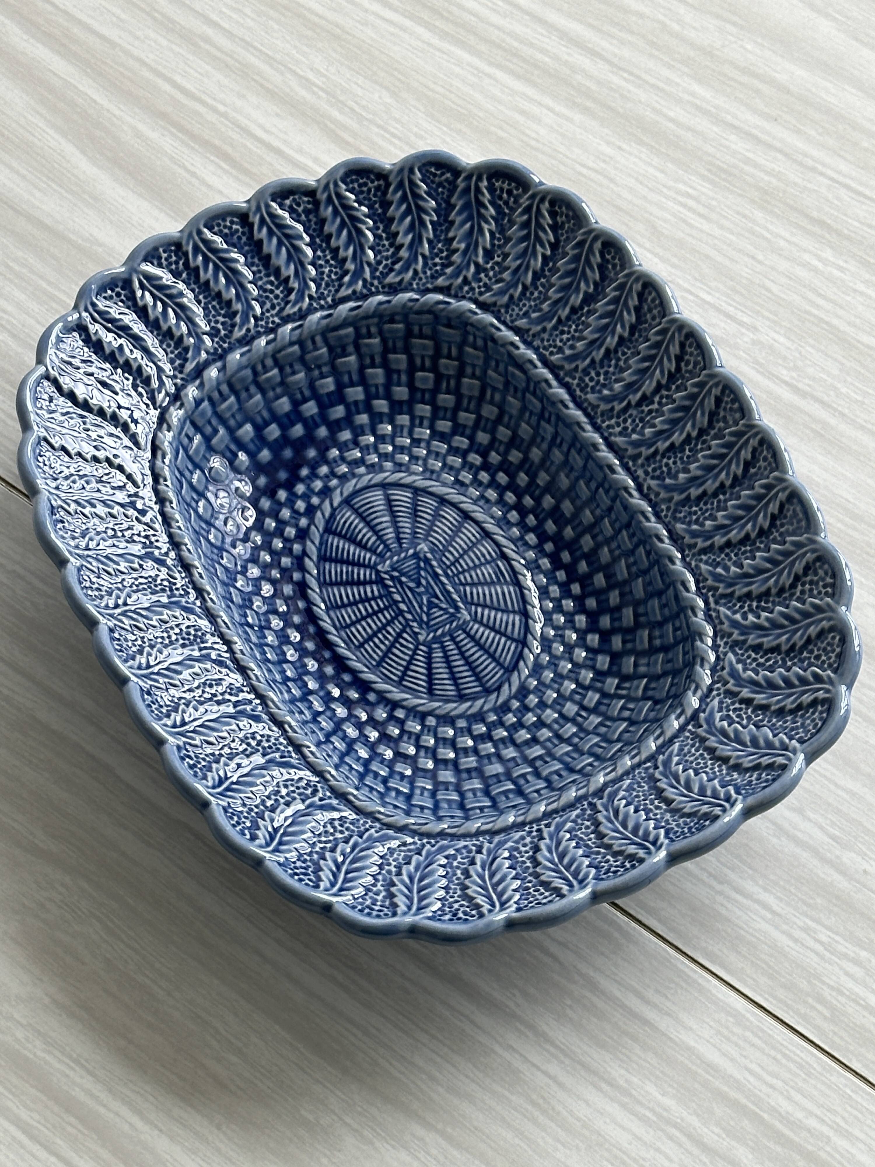 Plat en céramique bleu.