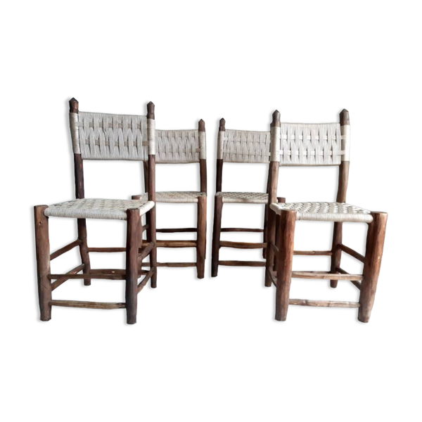 Chaises en bois brutaliste et corde
