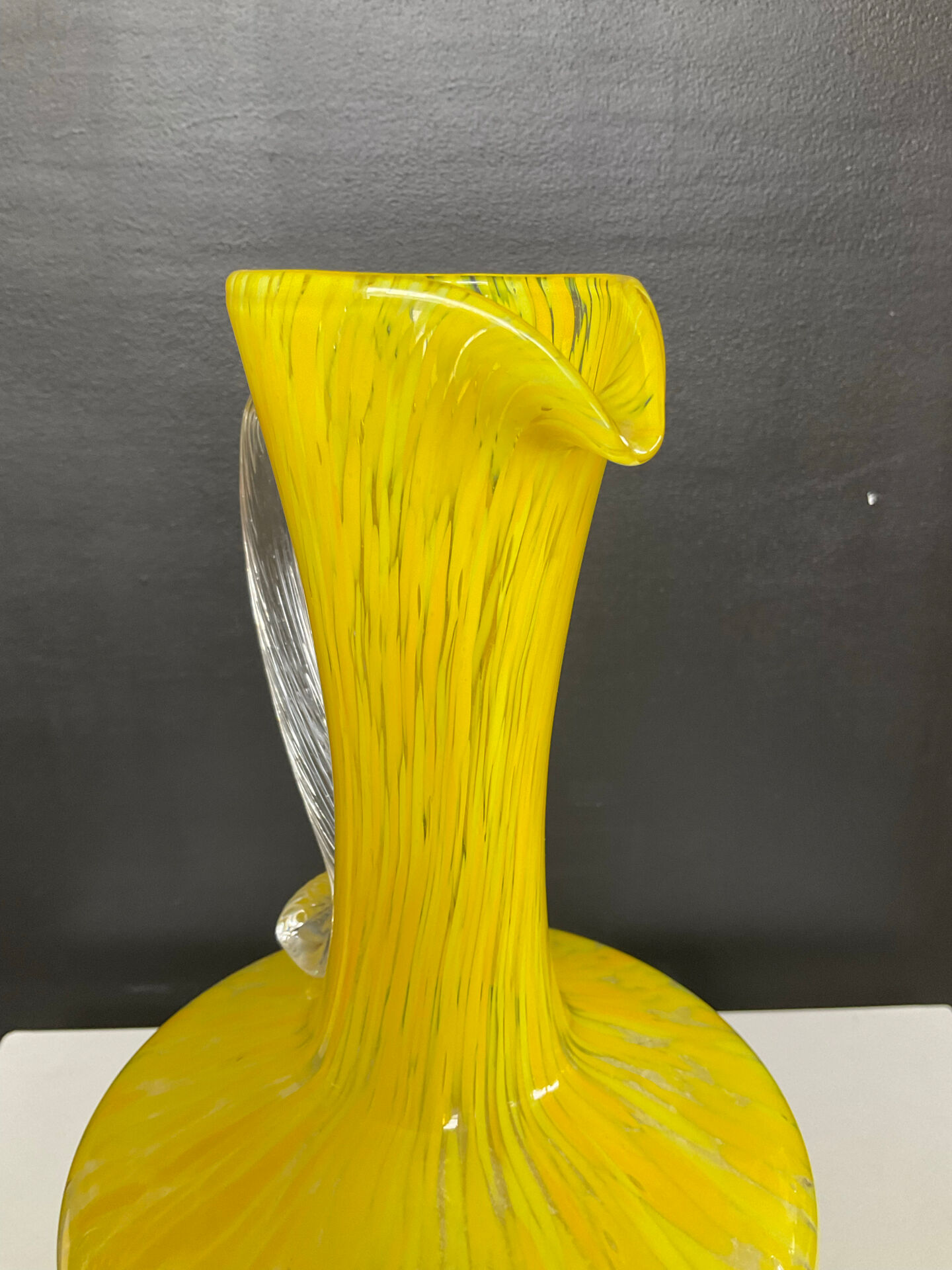Vase à anse vintage en pâte de verre mouchetée 
