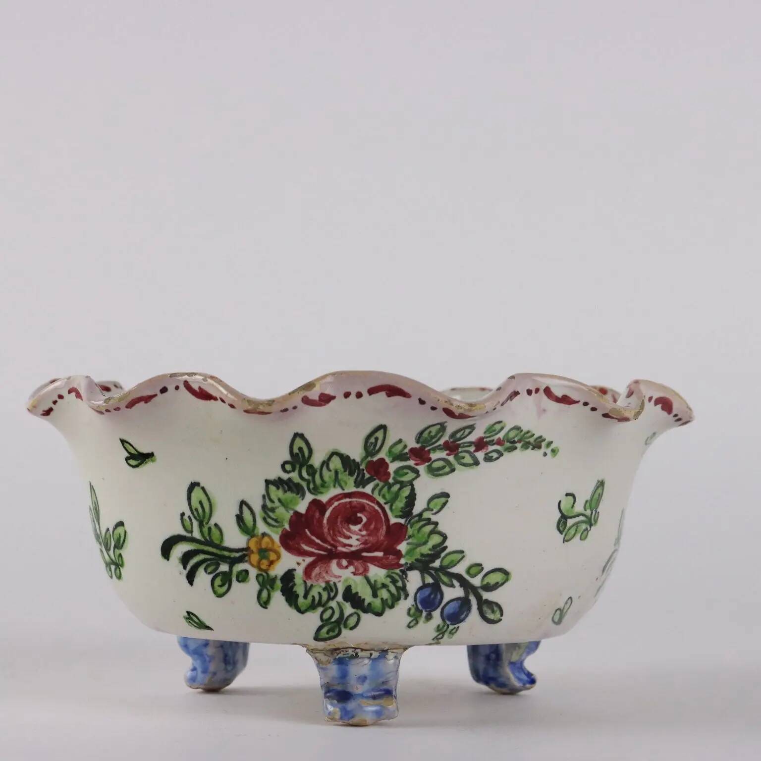 Antique coupe in majolica by Molaroni, Pesaro manufacture, Italy, late 19th century.