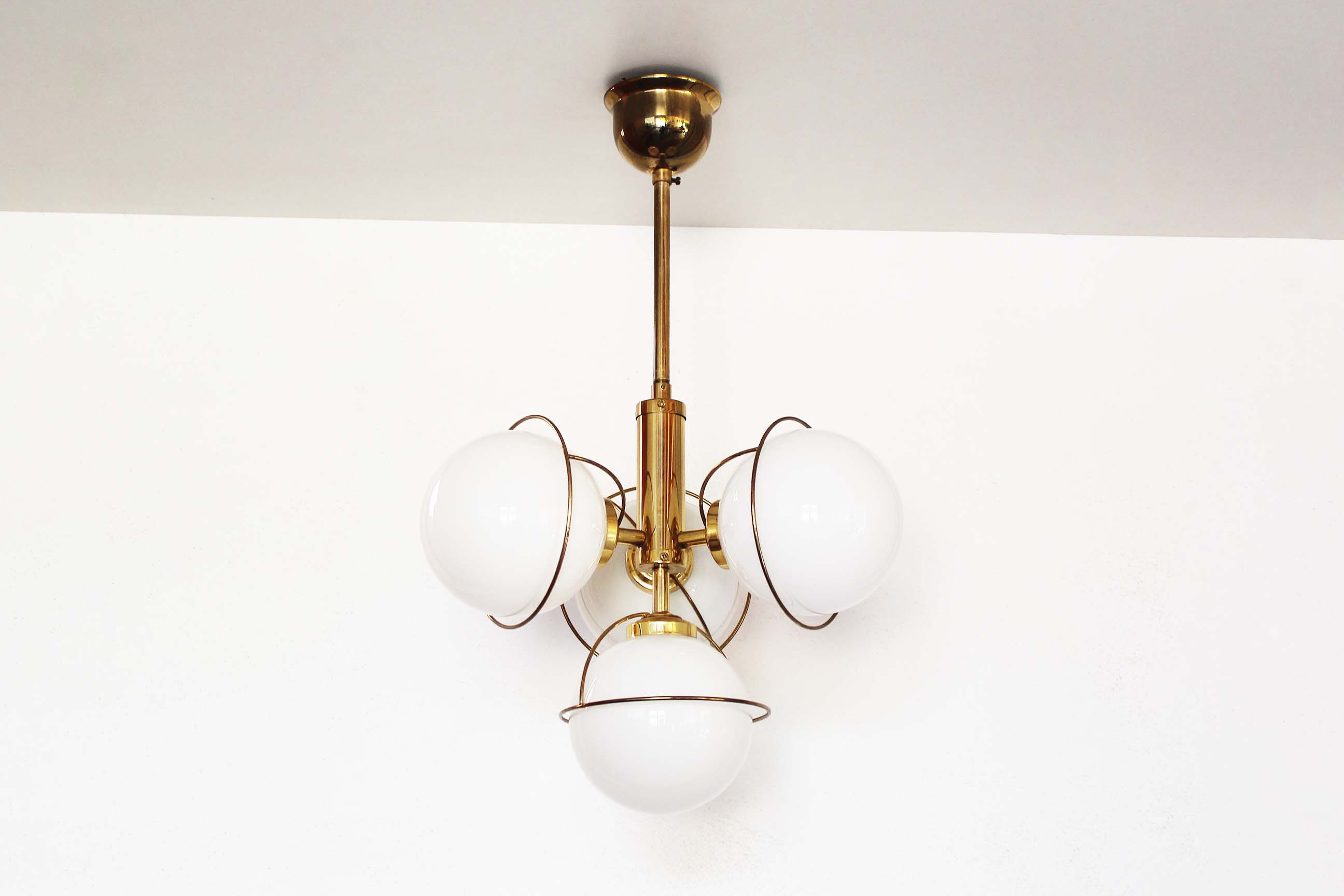 Lustre en verre laiton & opalin by Leola