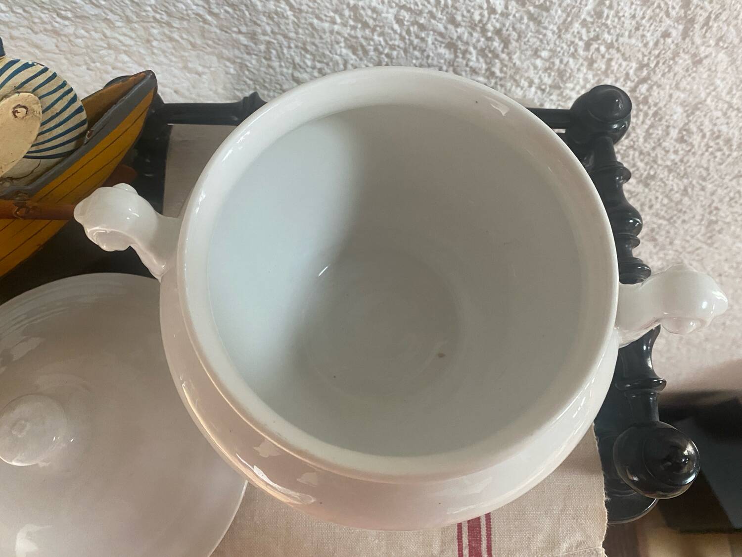 Petite soupière en porcelaine ancienne