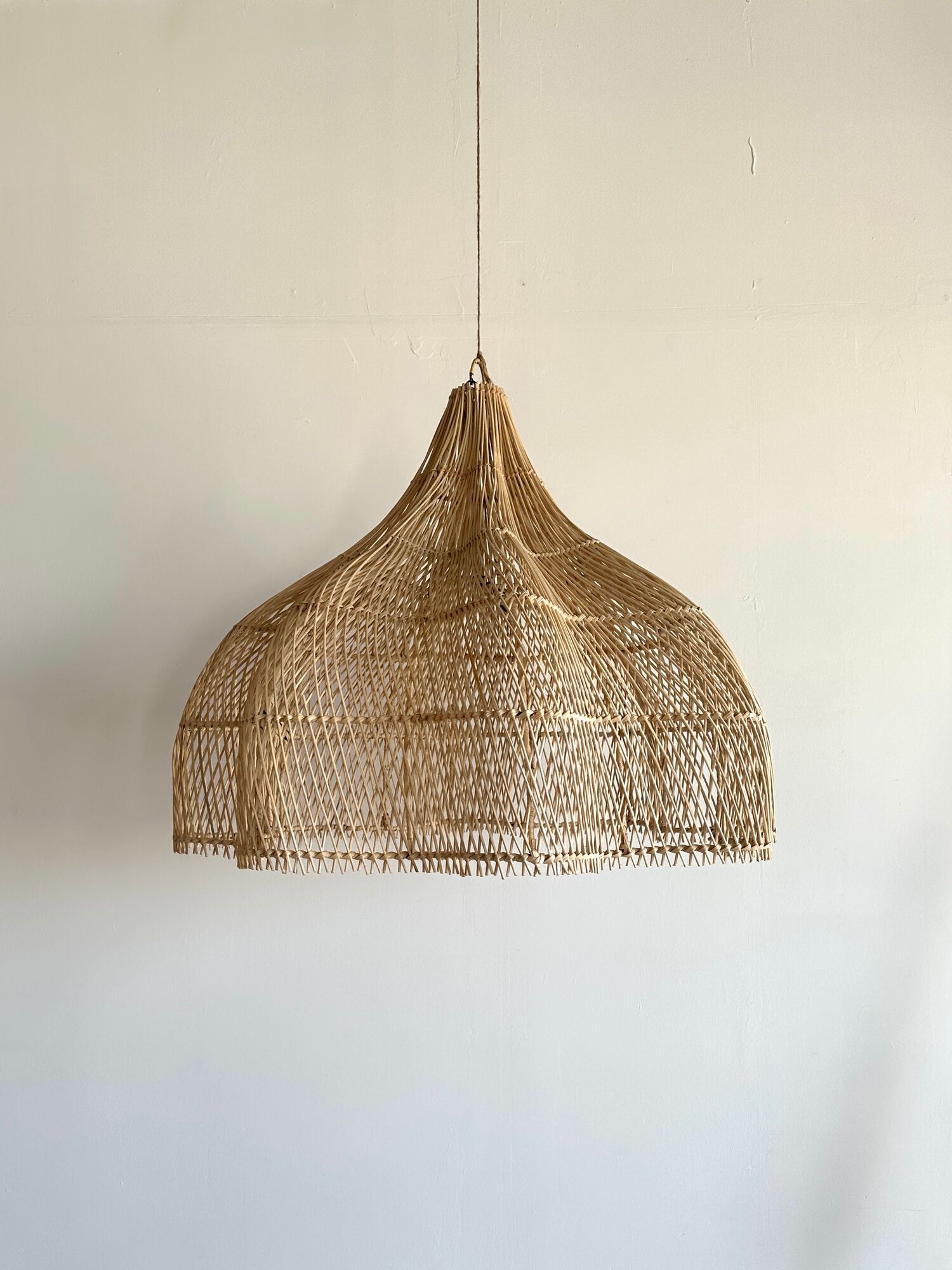 Rattan pendant lamp in the shape of a flower