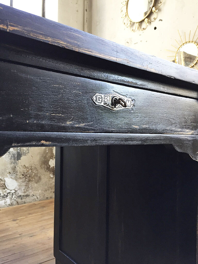 Bureau de notaire noir