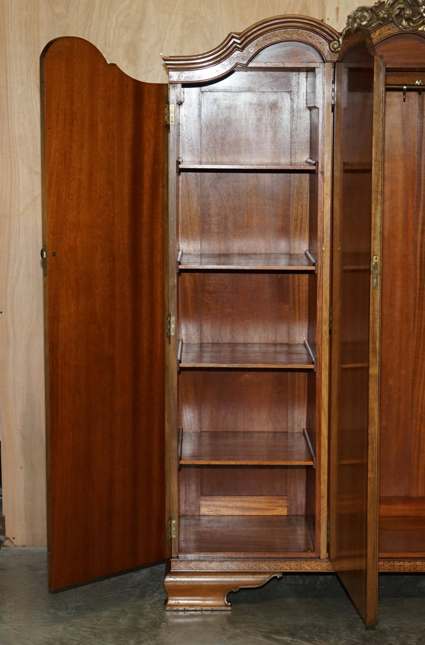 Armoire triple en placage de noyer Waring & Gillow