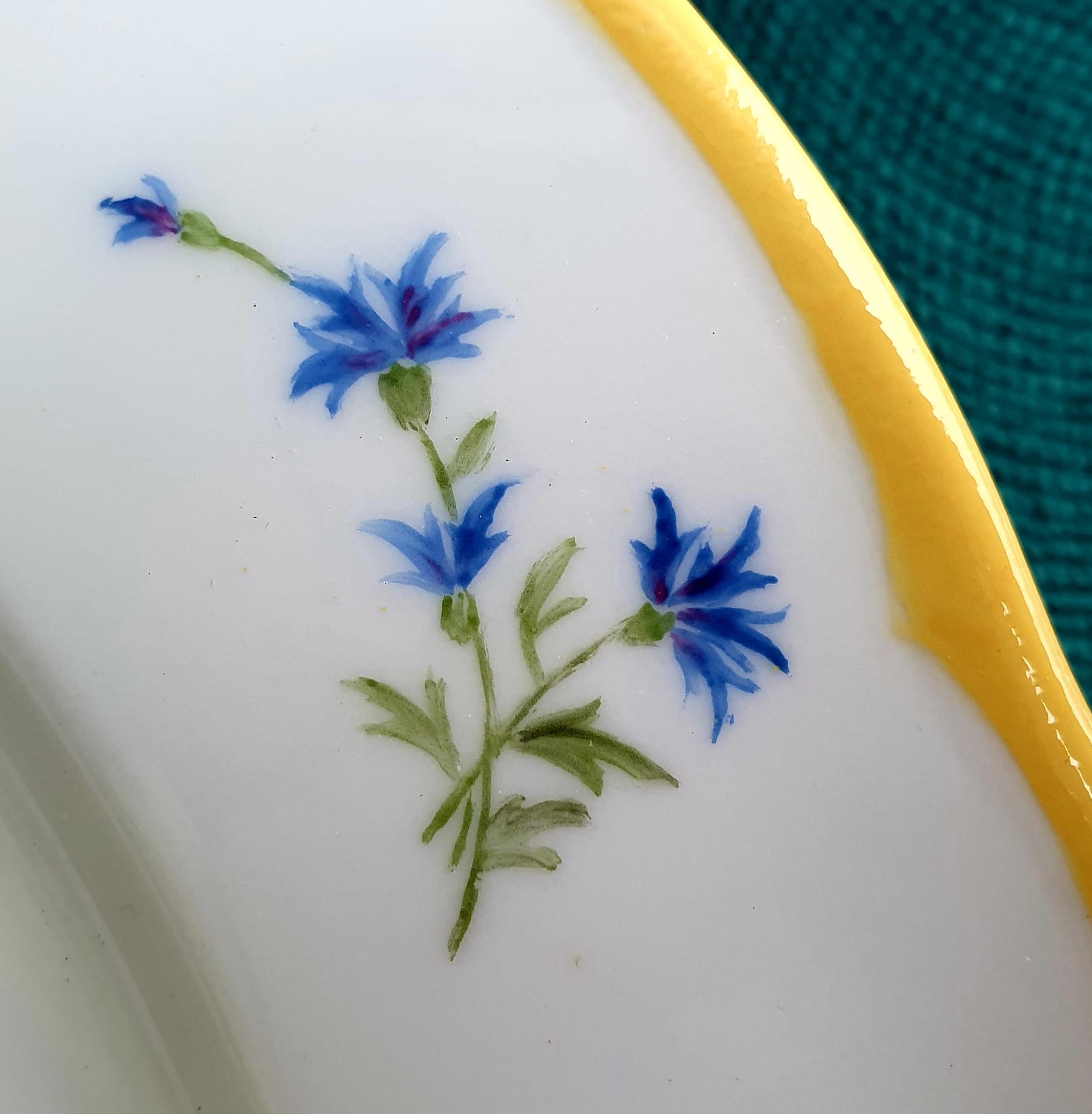 Assiette peinte à la main