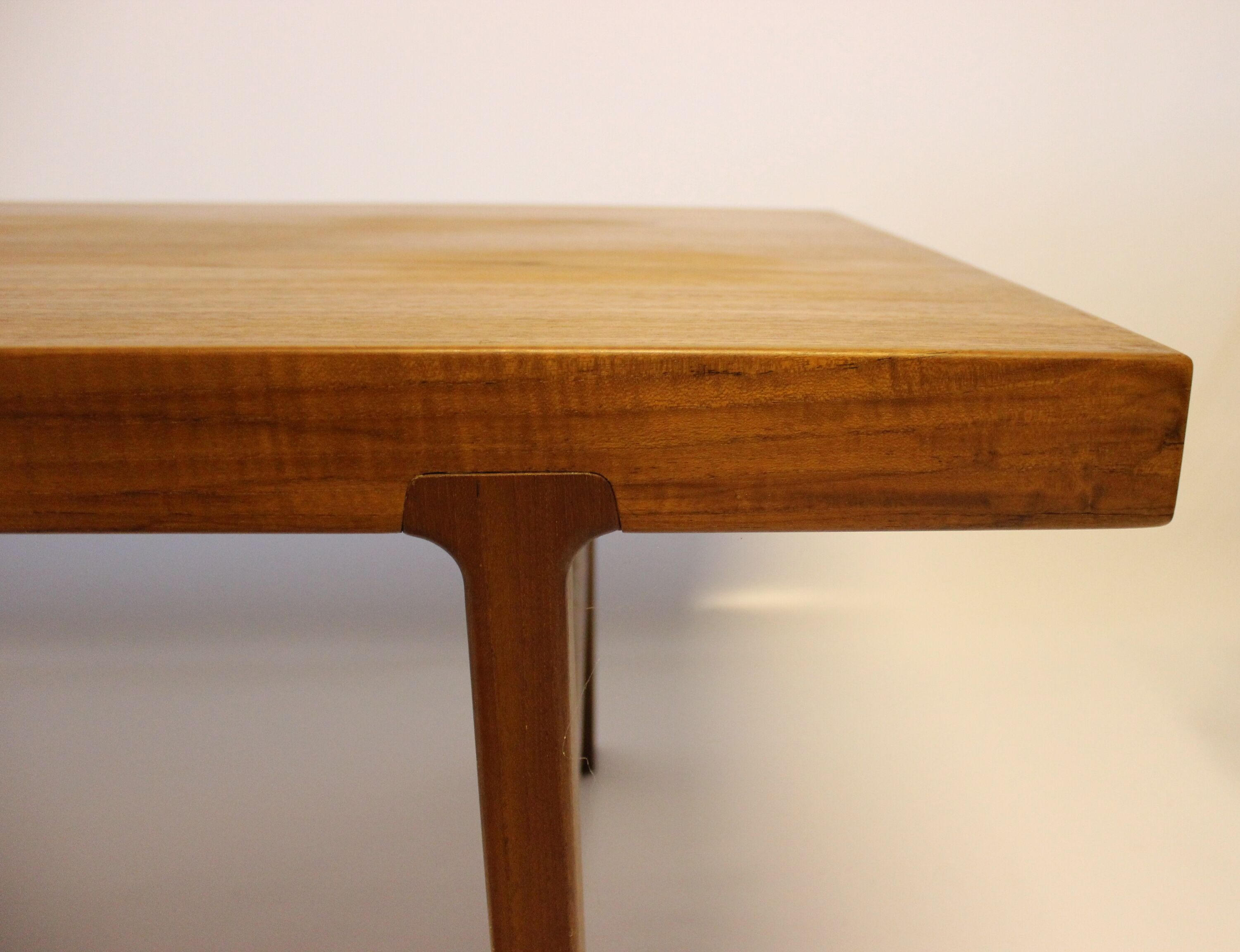 Table basse en teck avec feuille d'extension noire, design danois, années 1960.