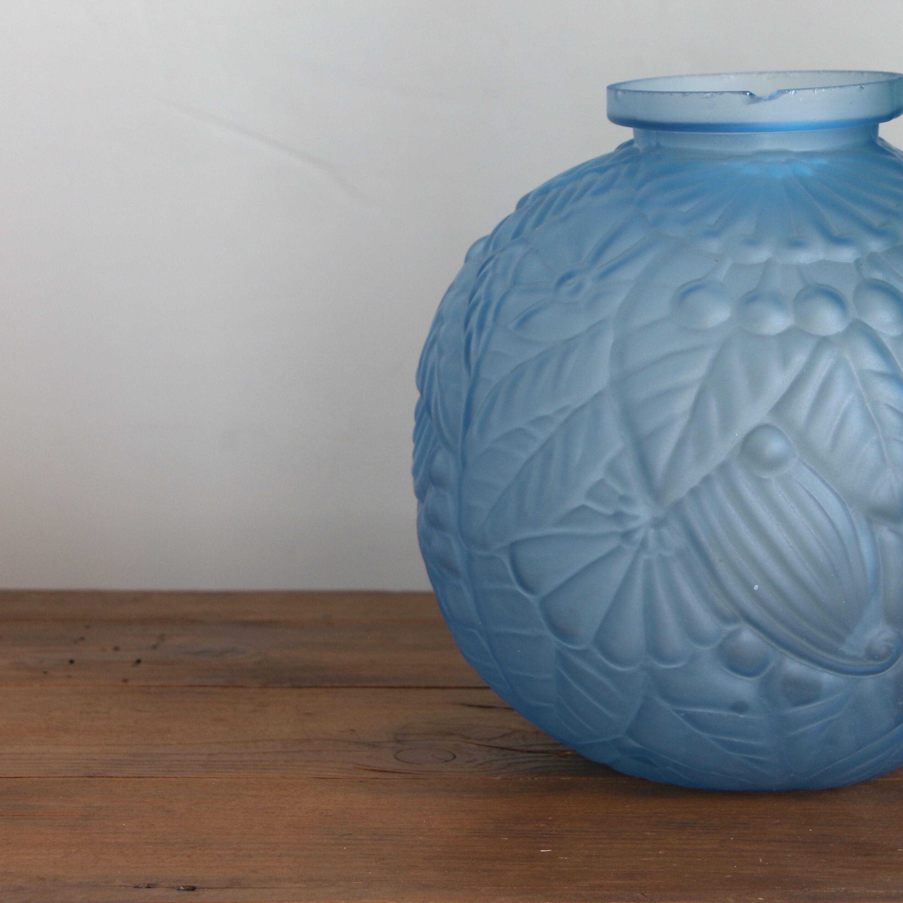 Vase ball art deco in blue glass