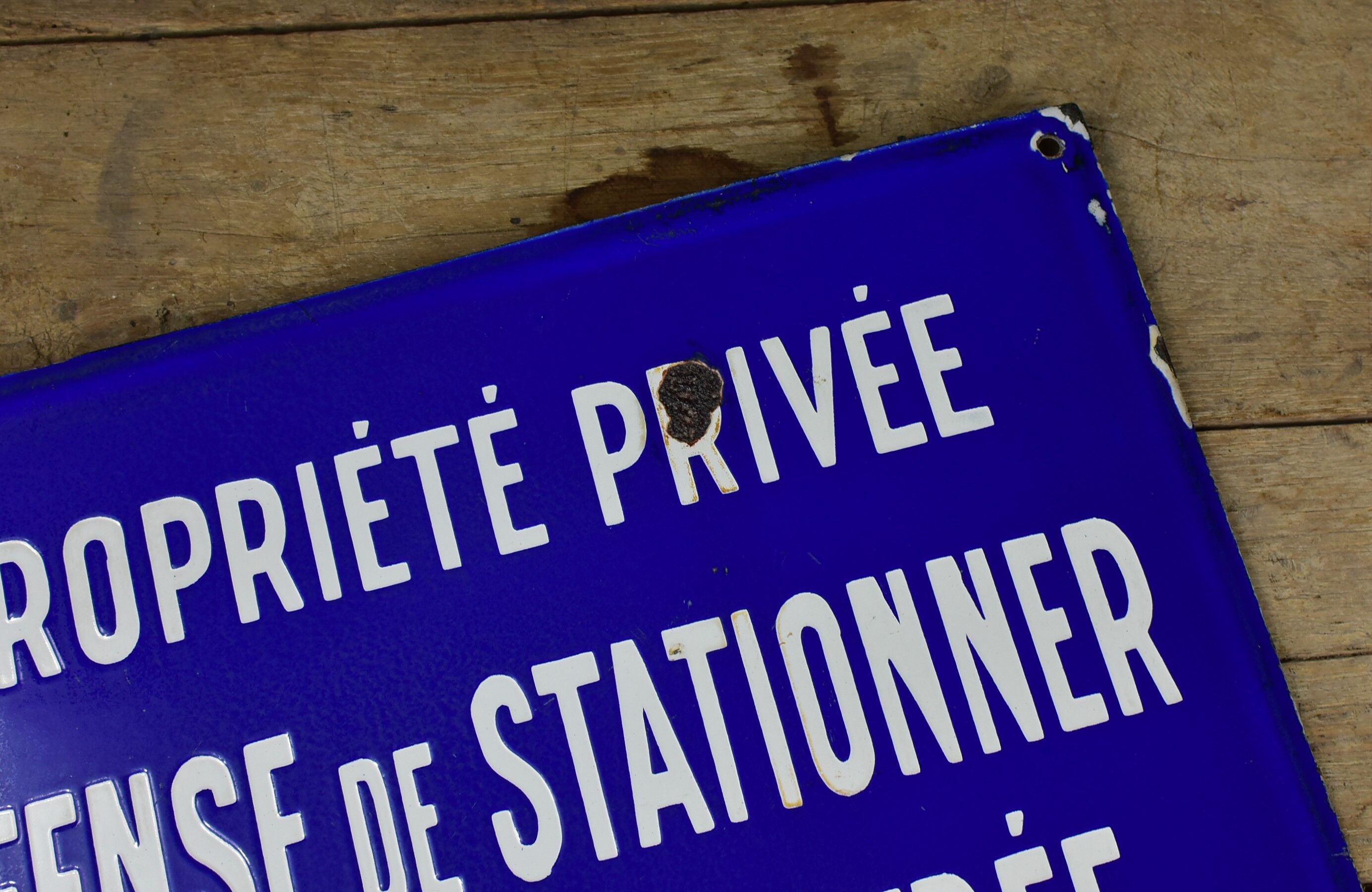 Enamelled plate, parking defense