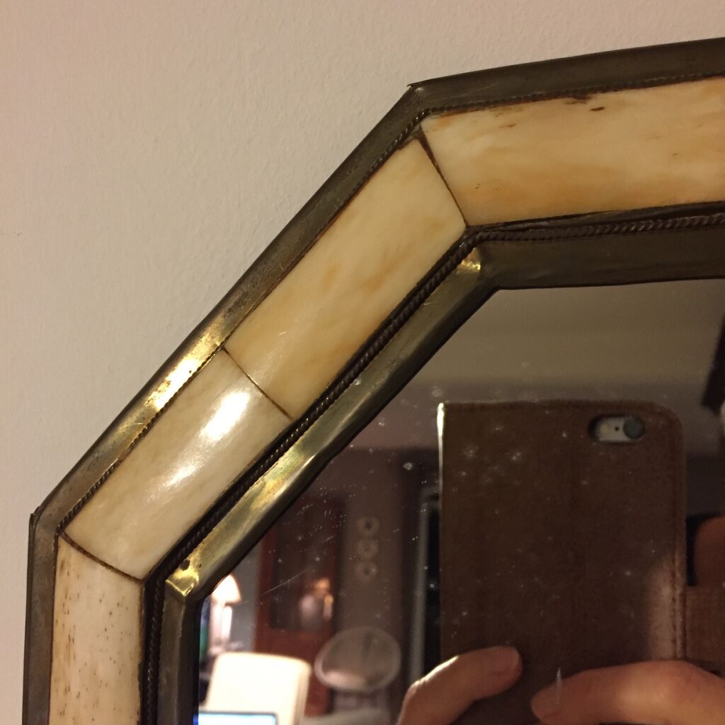 Octagonal brass mirror and veined beige bovine horn 29x29cm