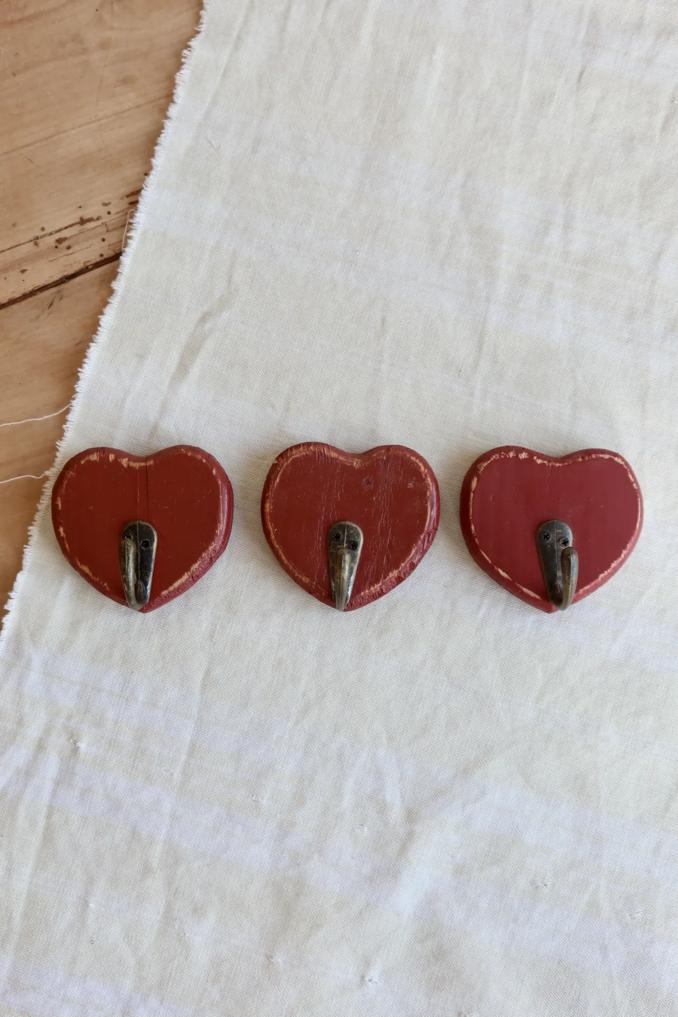 3 vintage heart-shaped wall hooks - Red painted wood and hook