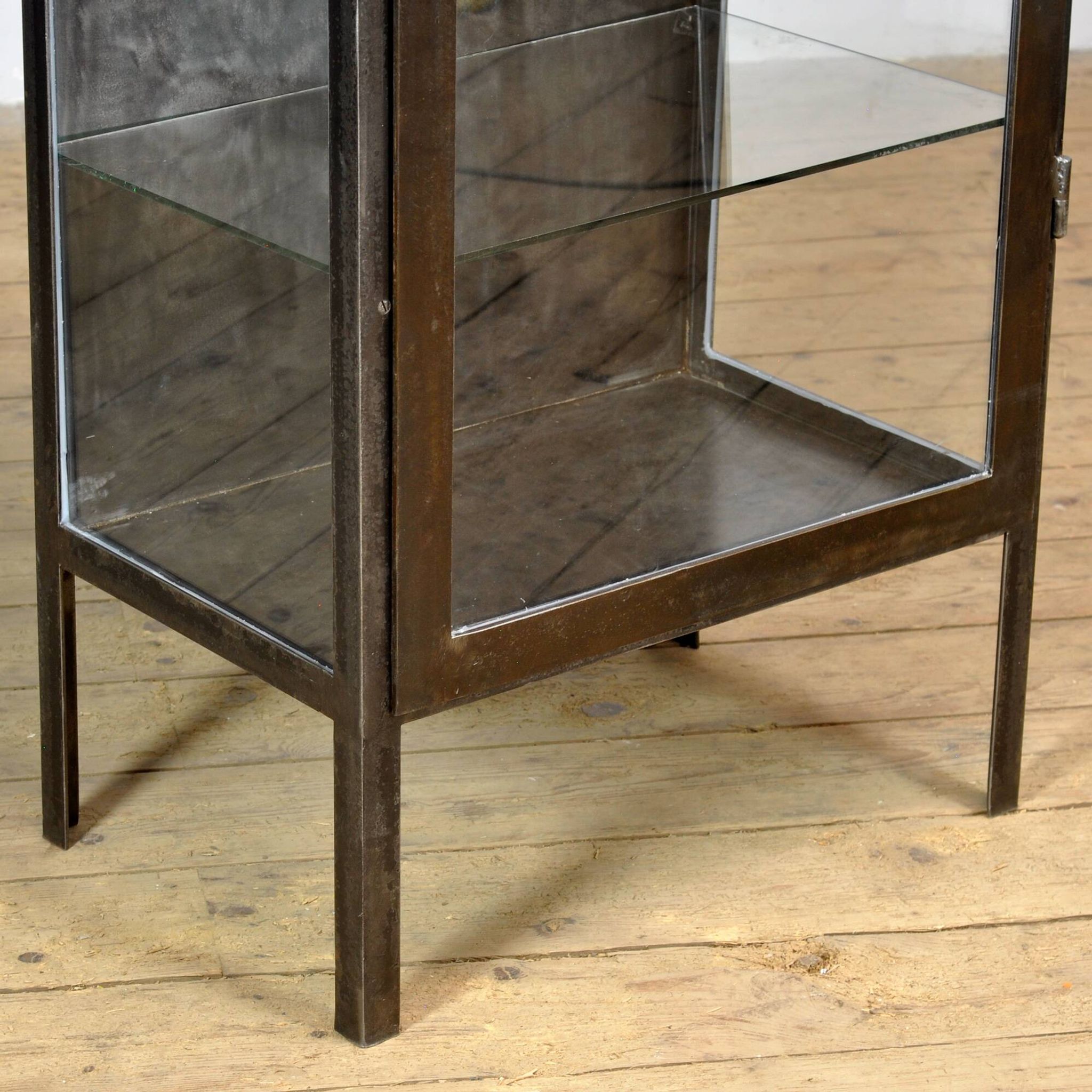 Cabinet de médecine en fer poli, années 1920