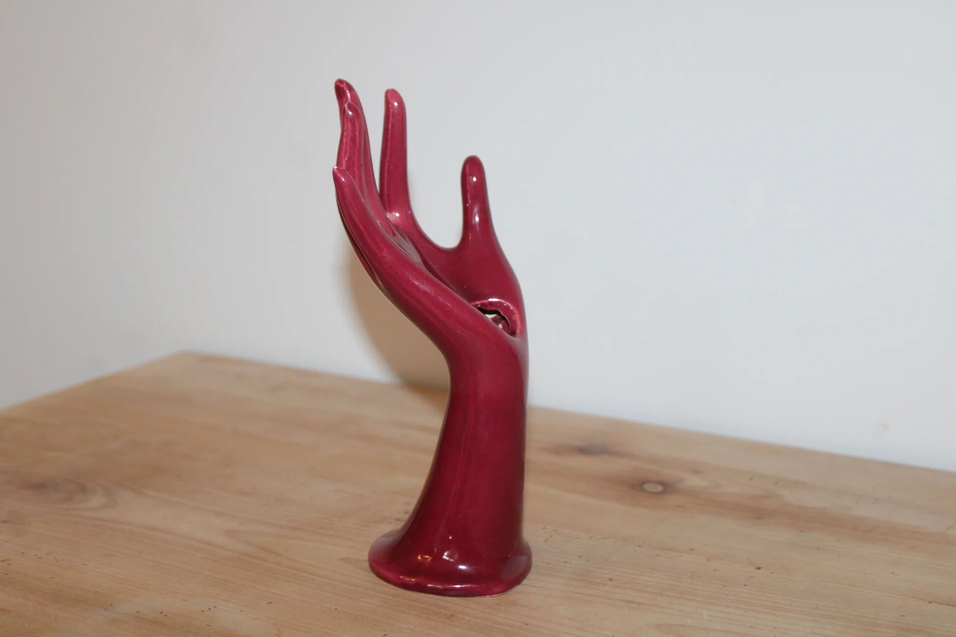 Main soliflore vintage en céramique rouge framboise