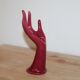 Main soliflore vintage en céramique rouge framboise