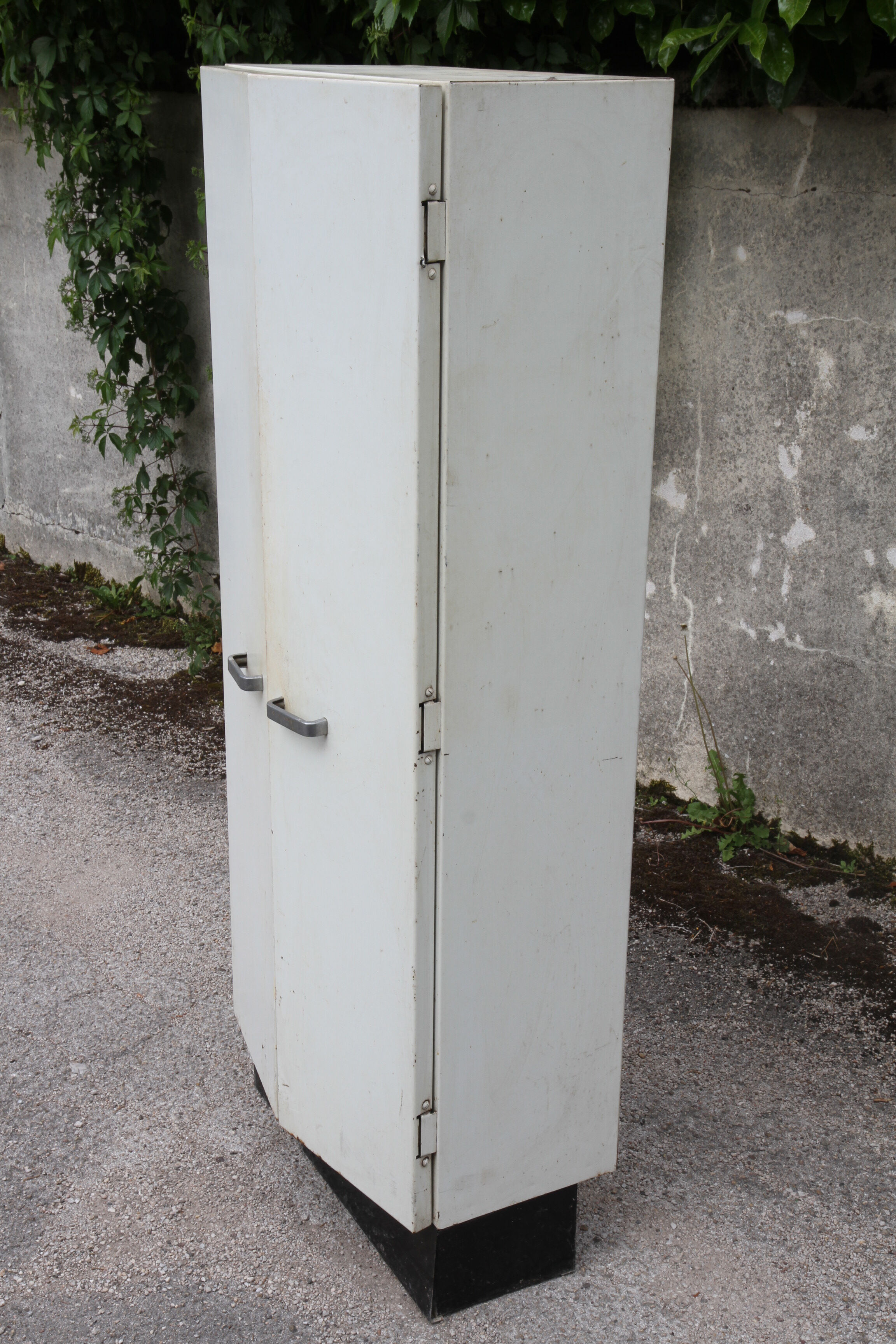 Metal infirmary cabinet from the 1950s