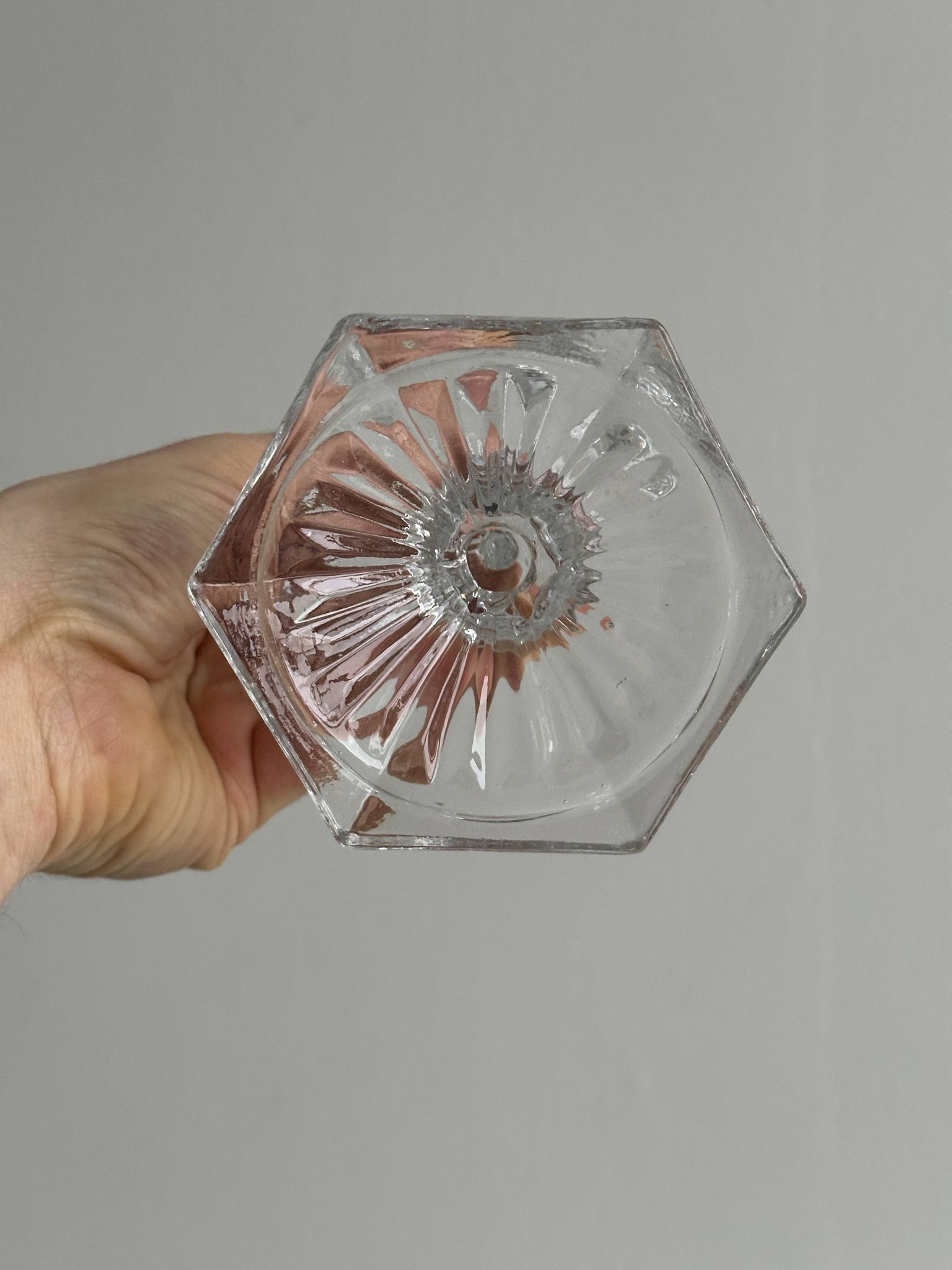 bougeoir en verre taillé transparent