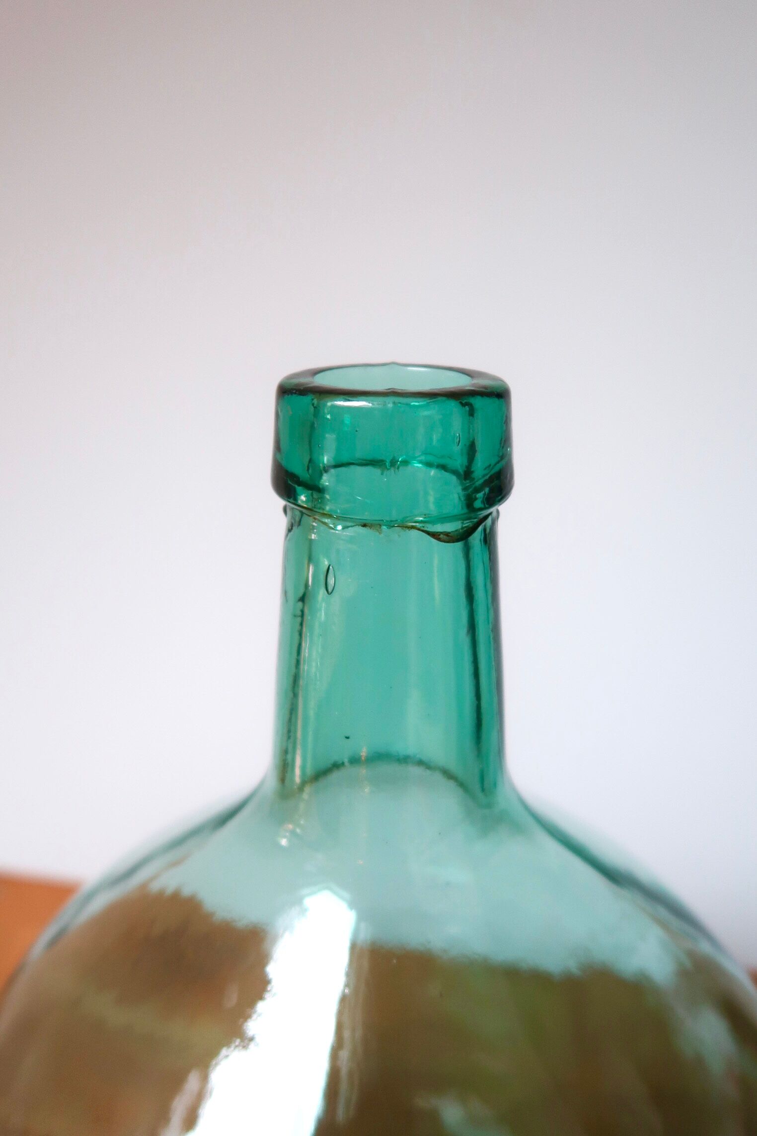 8-litre green demijohn