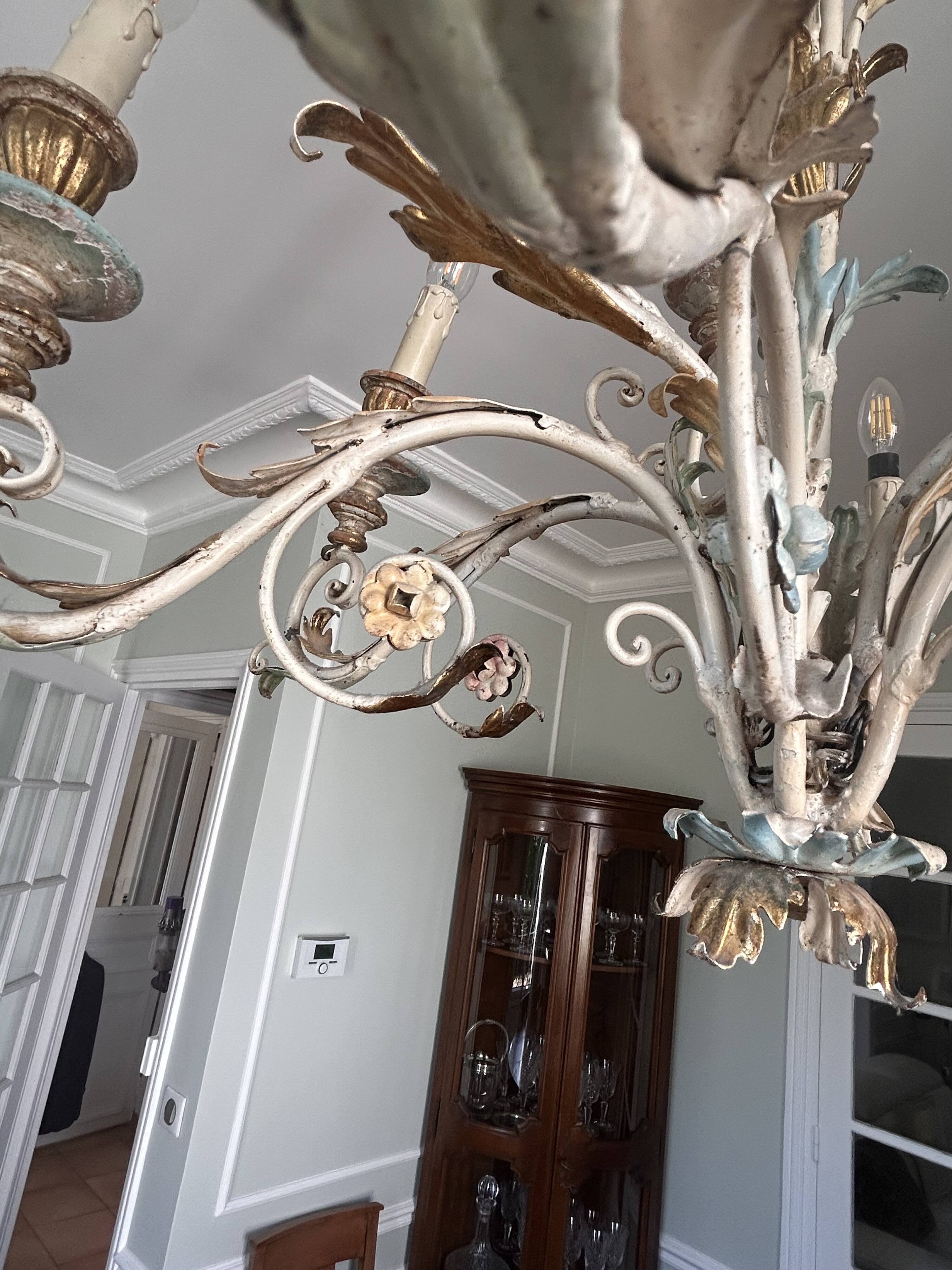 Lustre à bougies en fer forgé avec fleurs