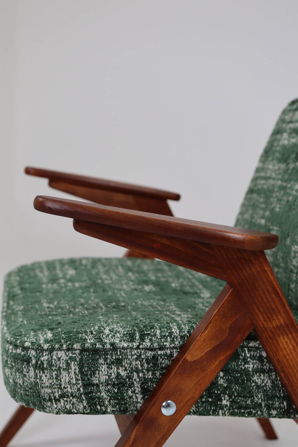 Fauteuil scandinave Space Age en bois et tissu vert