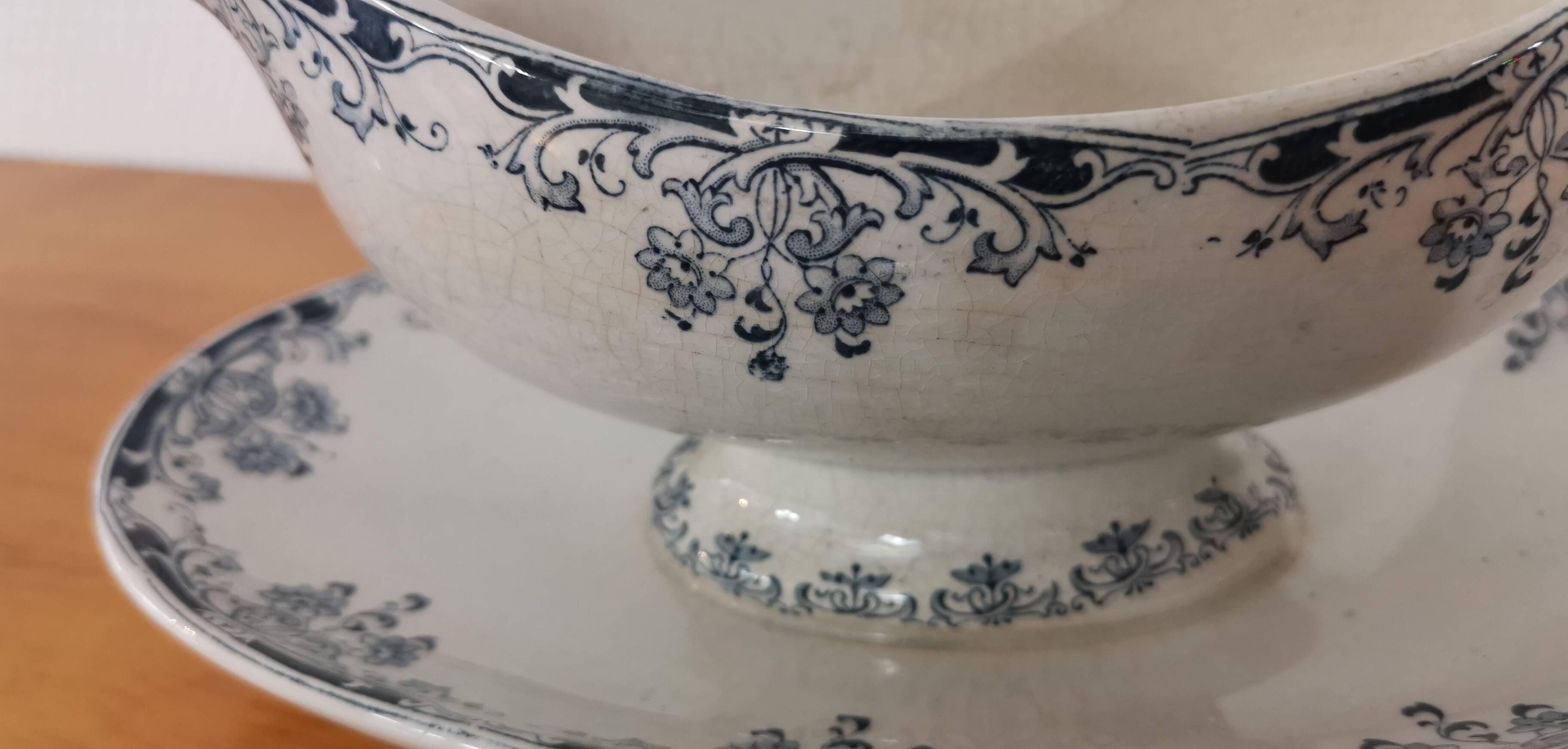 Gravy boat on foot in blue/green iron clay model "Mignon", H & Cie Sarreguemines