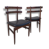 A pair of chairs