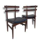 A pair of chairs
