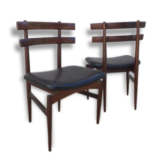 A pair of chairs