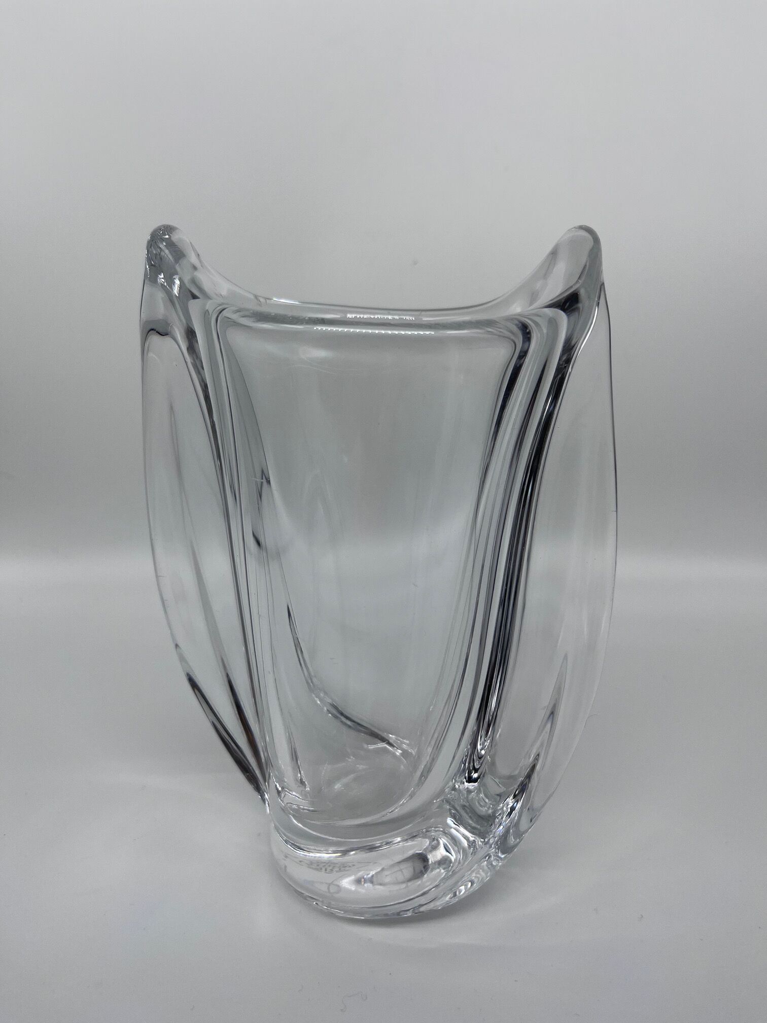 Valve crystal vase
