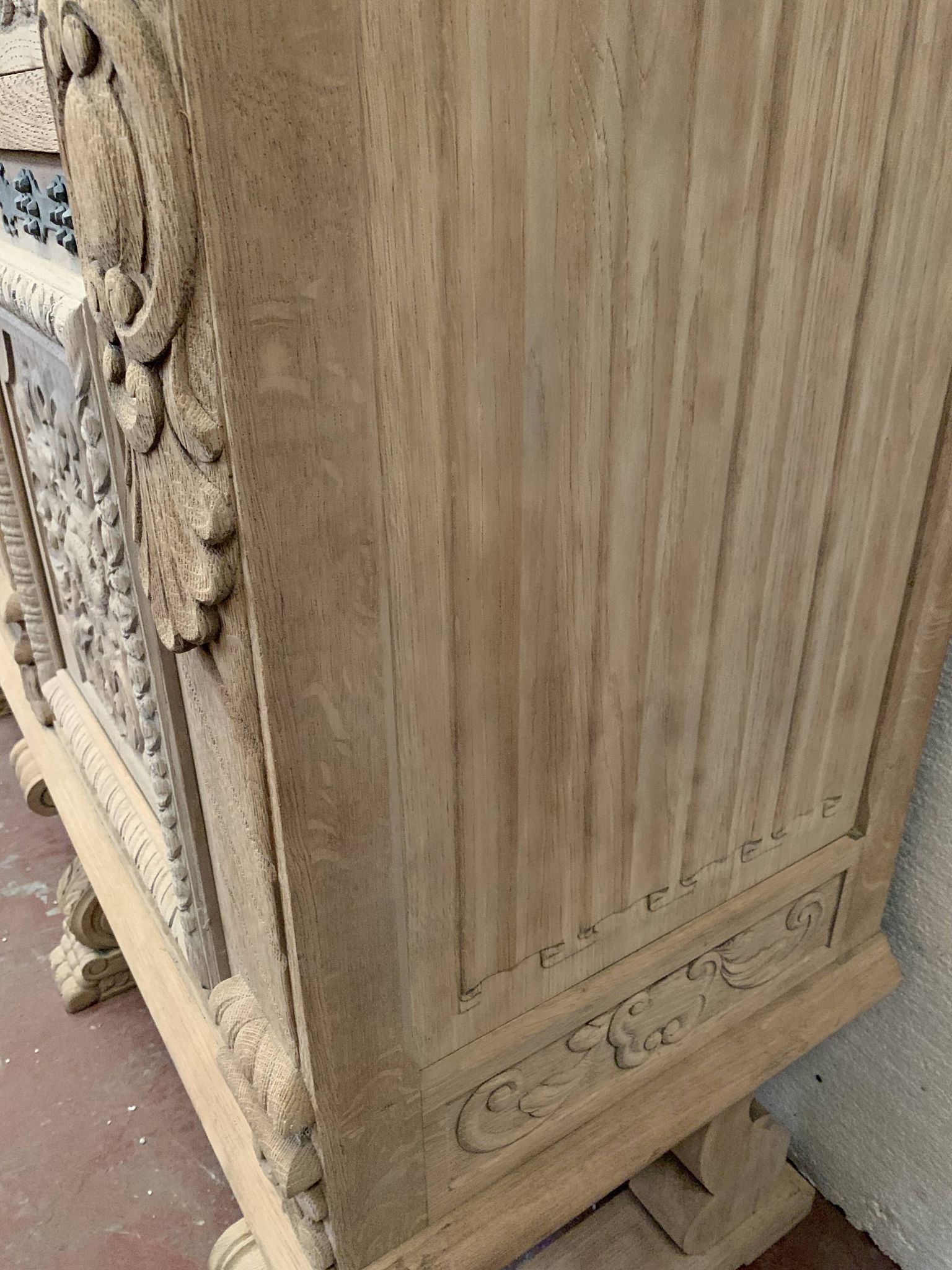 Buffet de style Renaissance en chêne massif XX siècle