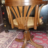 Fauteuil de bureau en bois courbé pivotant assise cannée