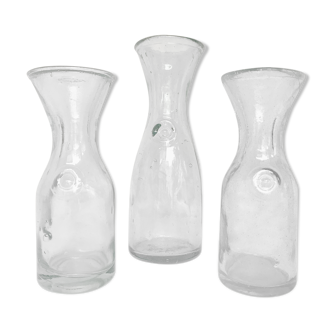 Lot de trois carafes en verre