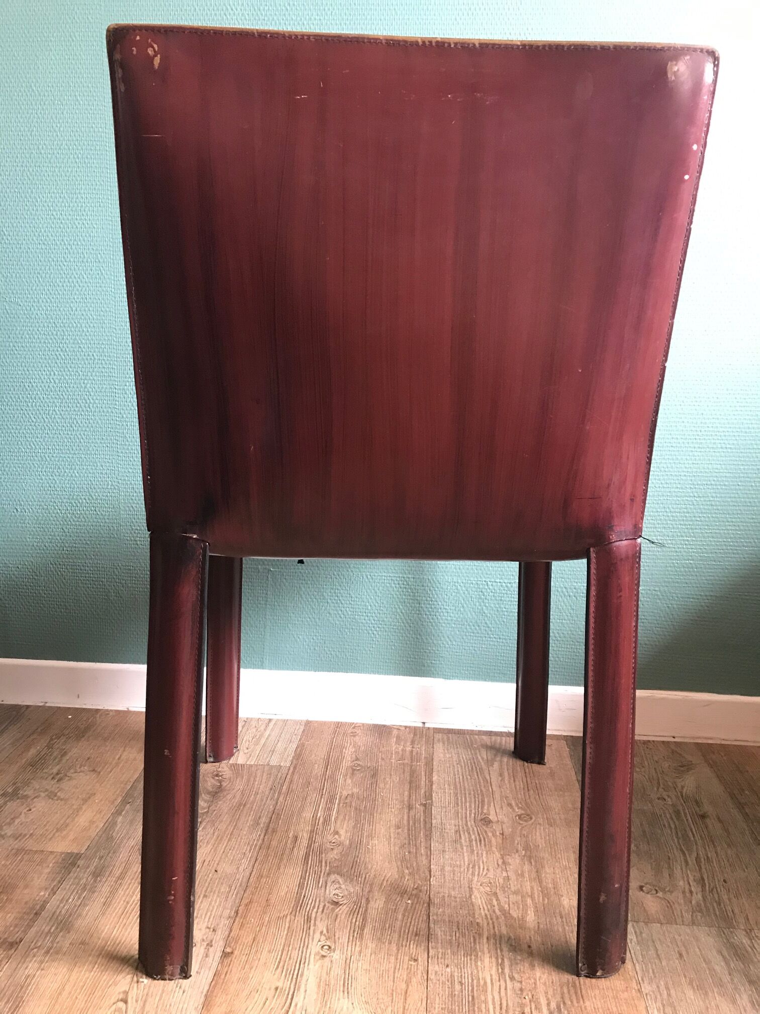 Suite de Quatre Chaises Matéo Grassi gainées de cuir bordeaux